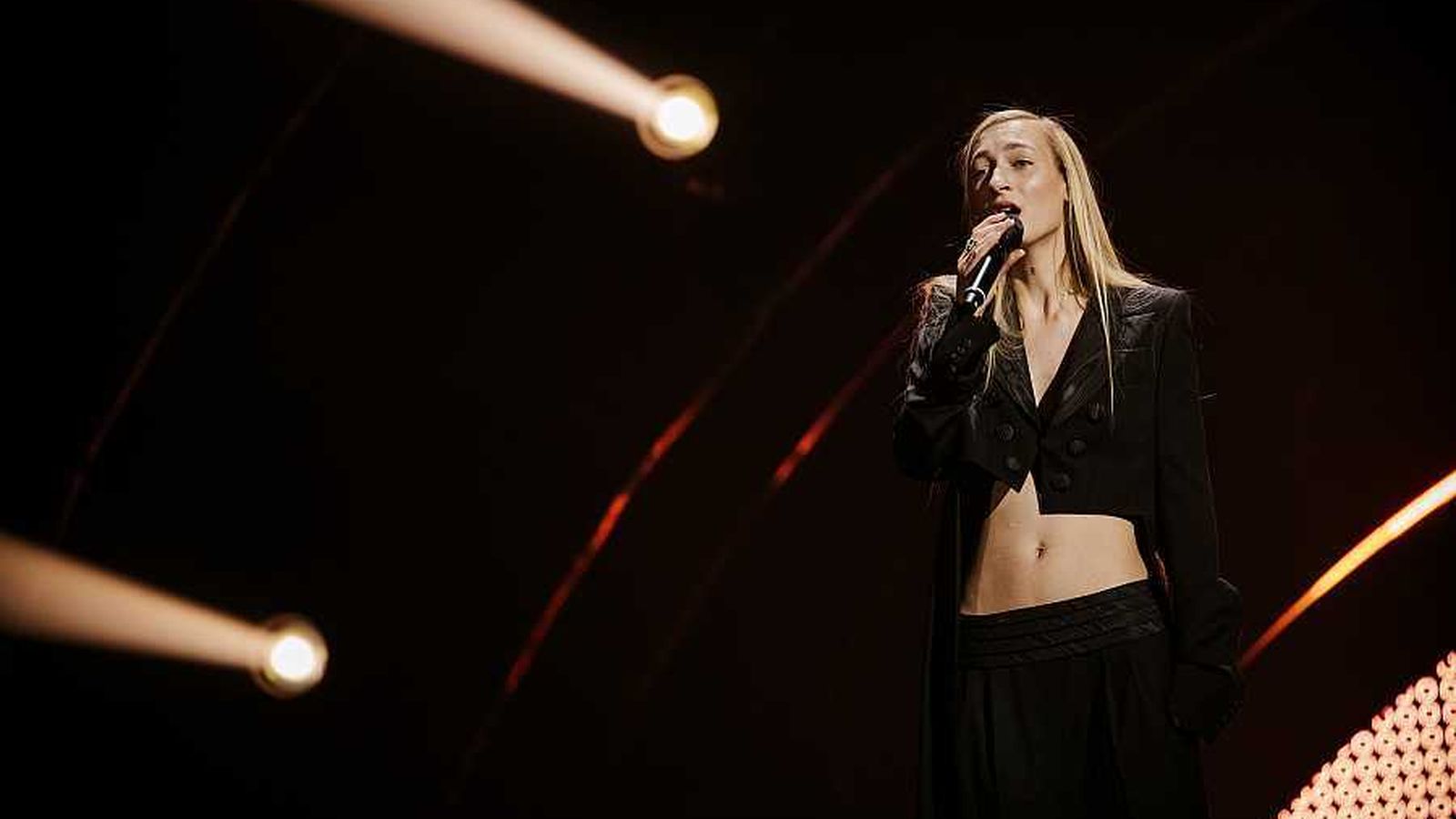 S10, la representante de Países Bajos, vistió de Viktor & Rolf.