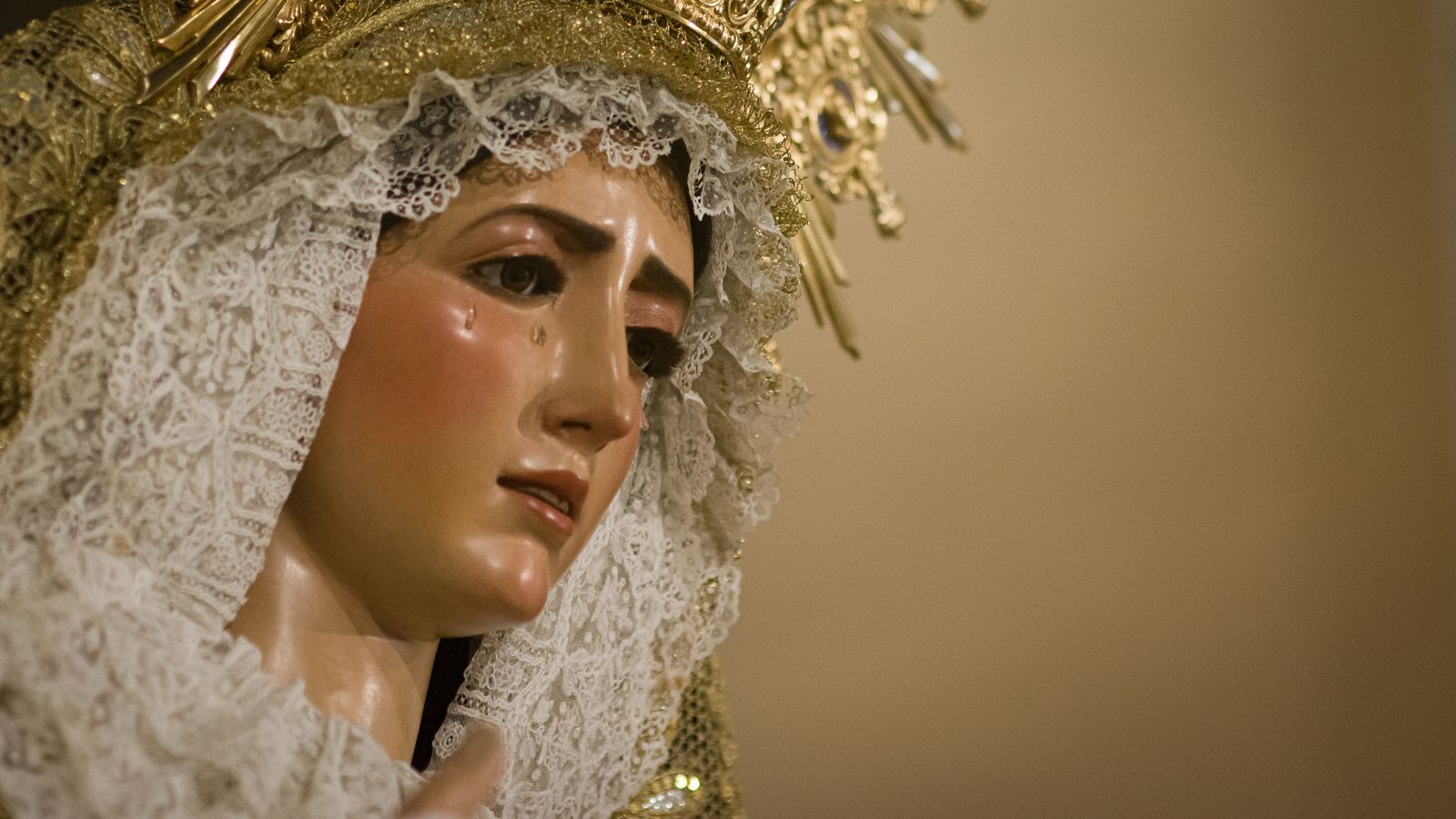 La Virgen del Dulce Nombre se encuentra en veneración en el altar mayor de San Lorenzo