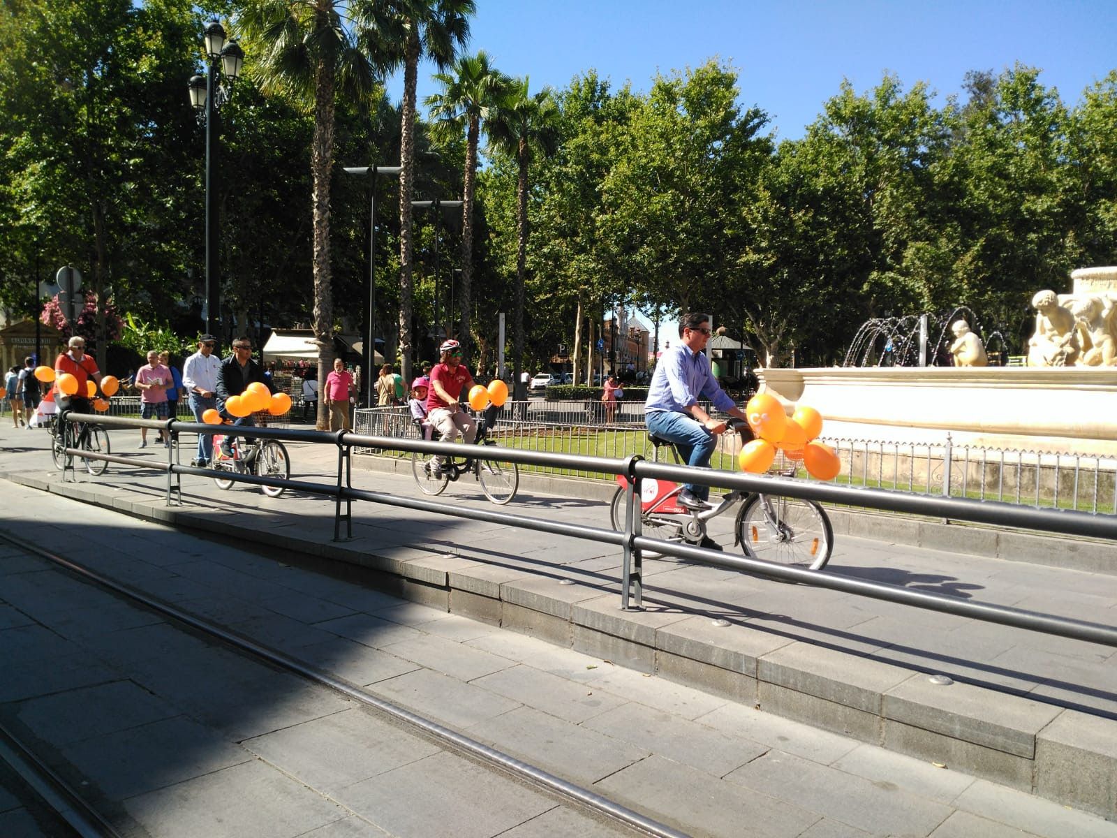 Pimentel, montando en bici por la Puerta de Jerez.