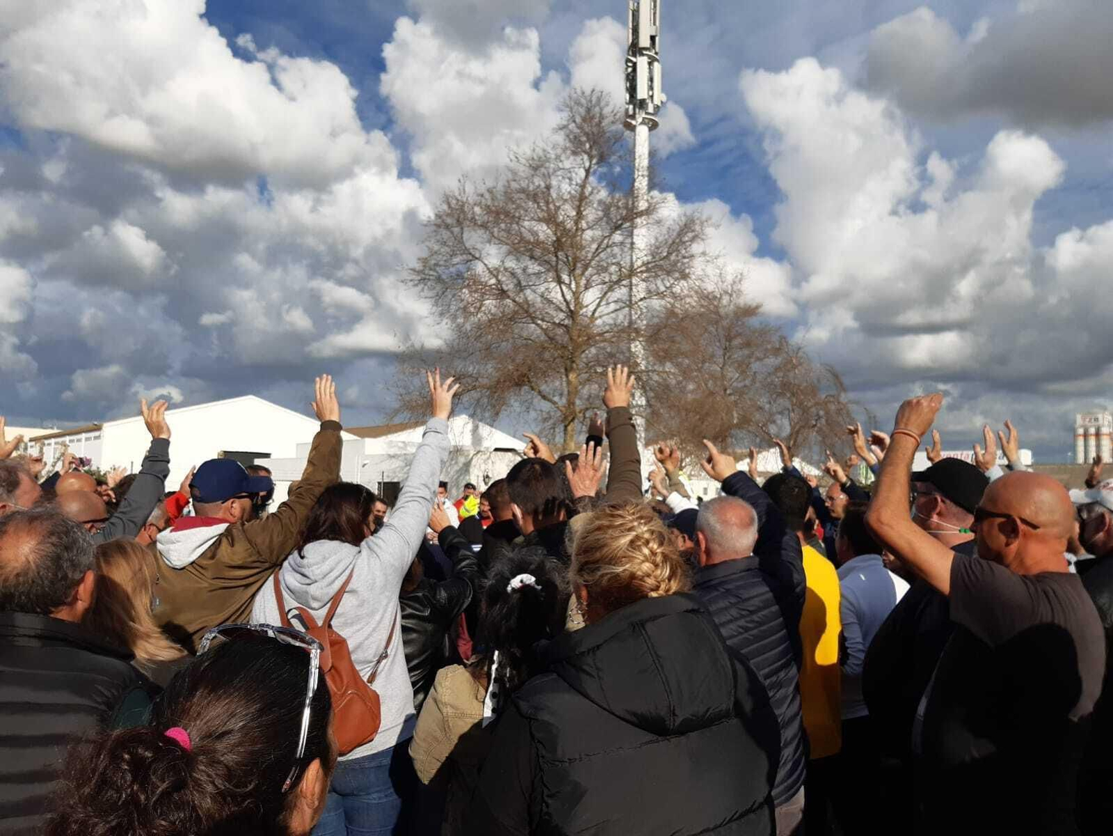 Los trabajadores de FCC, votando durante la asamblea de esta tarde.