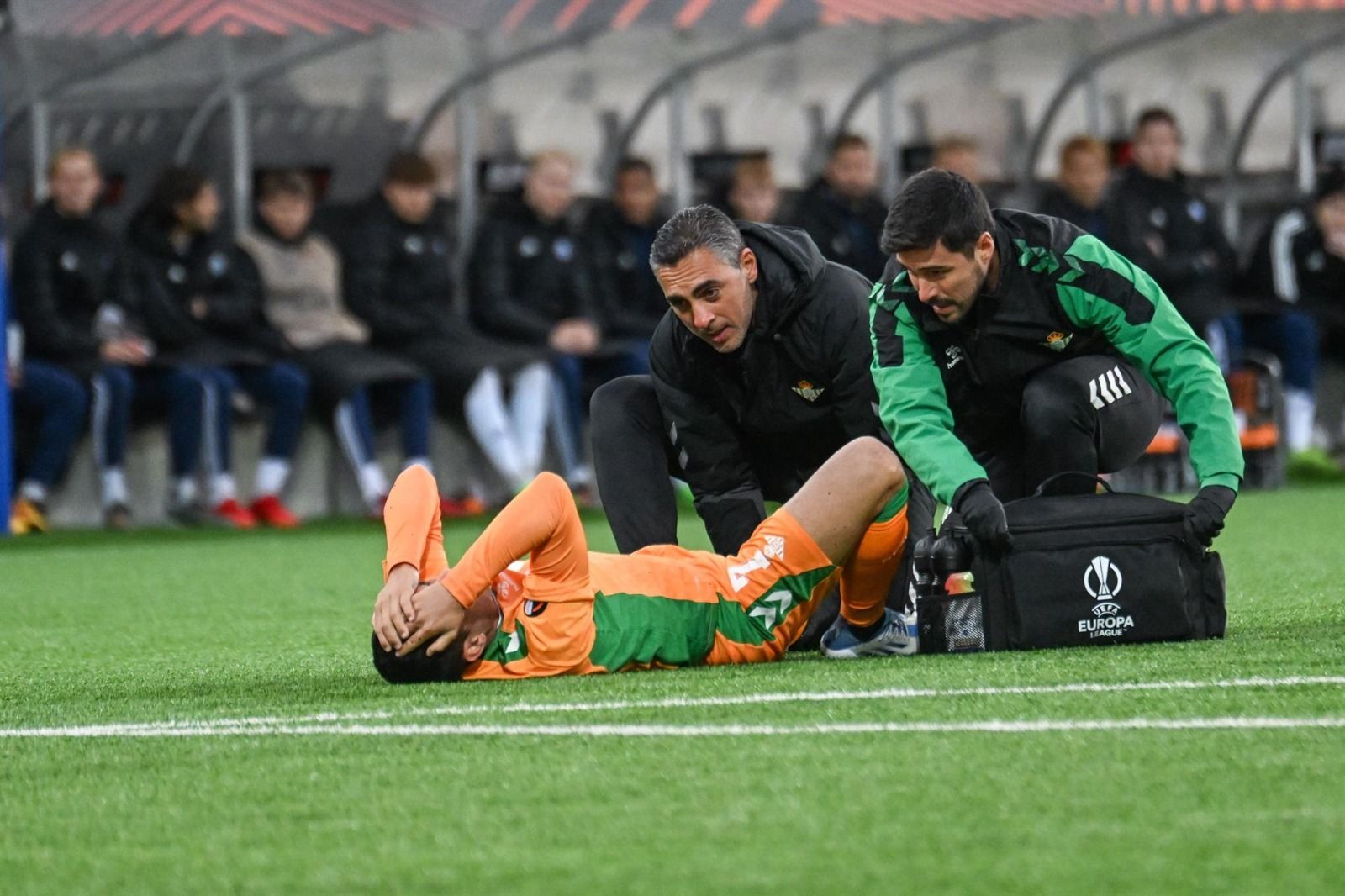 Los servicios médicos atienden a Junami tras lesionarse.