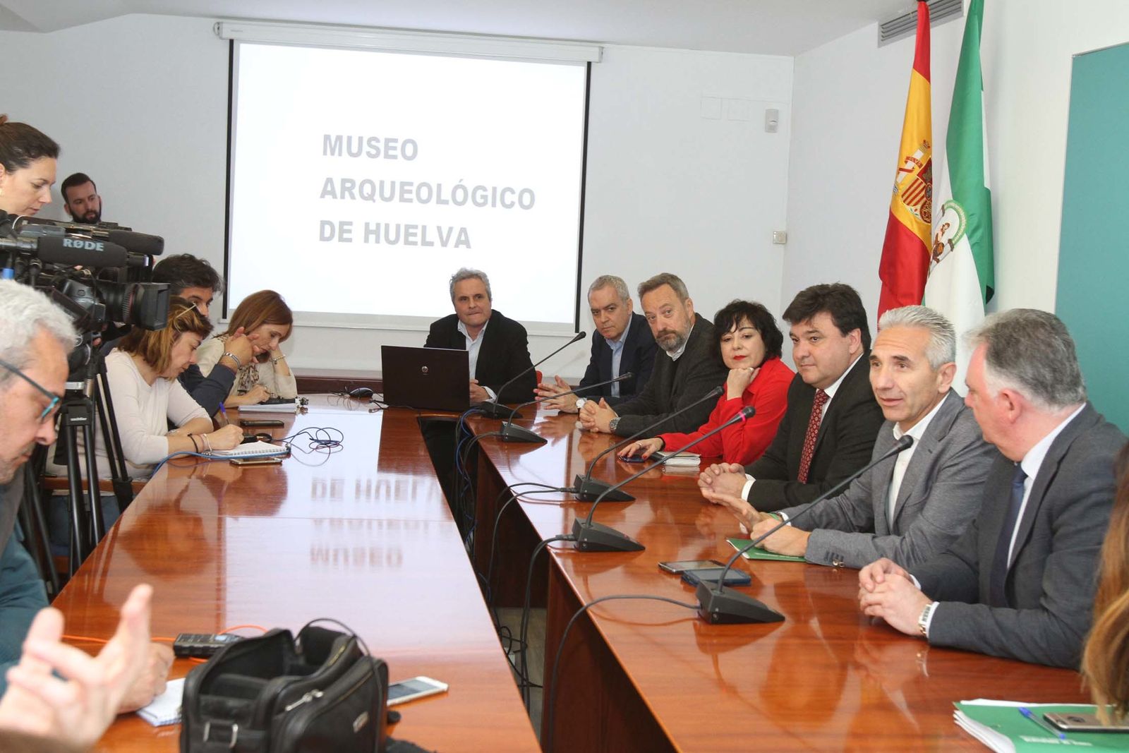 El consejero de Cultura, Miguel Ángel Vázquez, presenta el proyecto de rehabilitación del Banco de España como sede del Museo Arqueológico de Huelva.