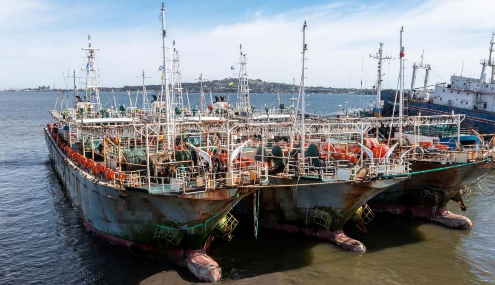 Tres buques poteros fotografiados en el puerto de Montevideo, Uriguay, en 2021.