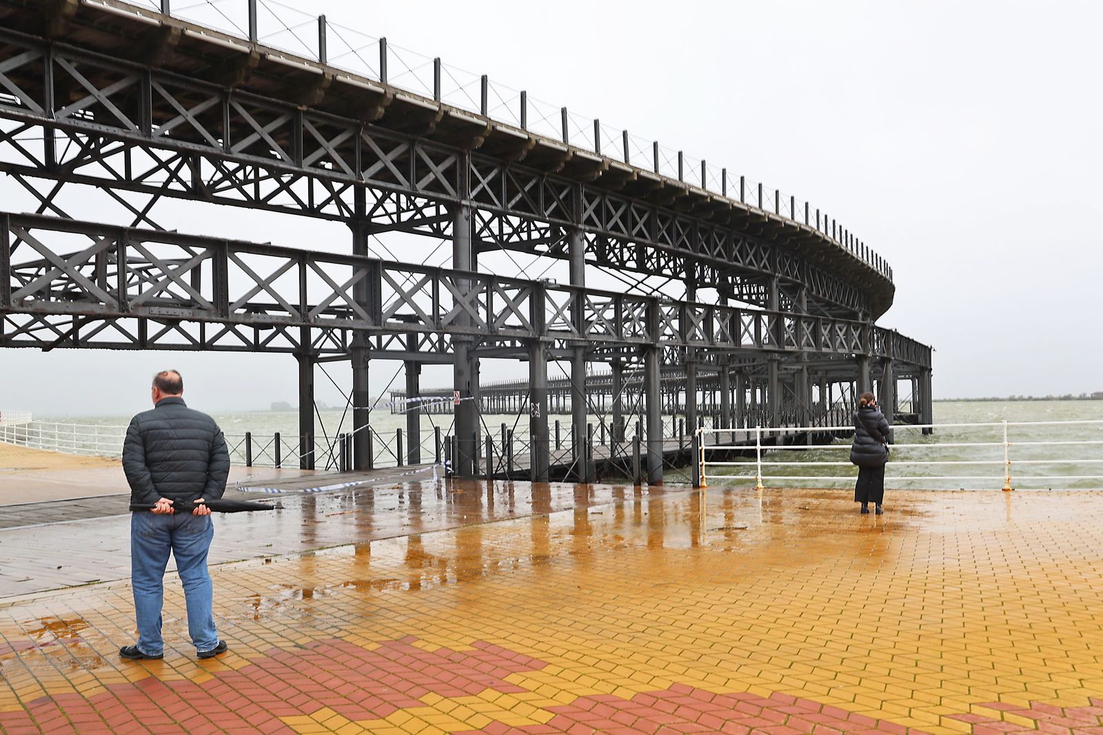 Muelle de carga de la Riotinto con marea alta en la borrasca Leonardo (16)