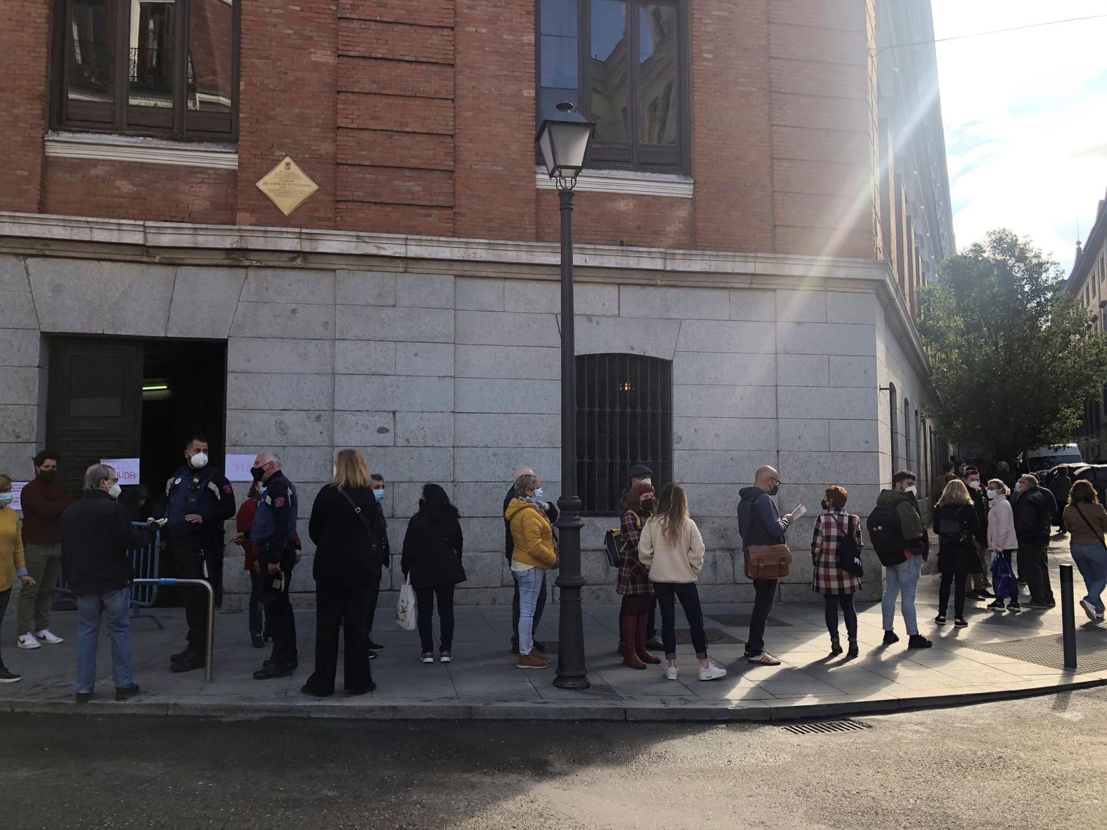 Largas colas en los colegios electorales de Madrid