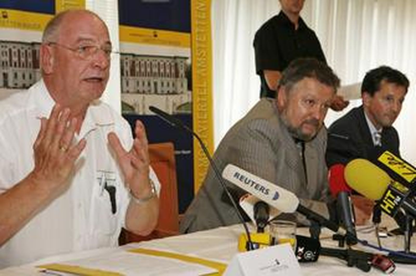 Desde la izquierda, los médicos Albert Reiter y Berthold Kepplinger y el abogado Christoph Herbst.