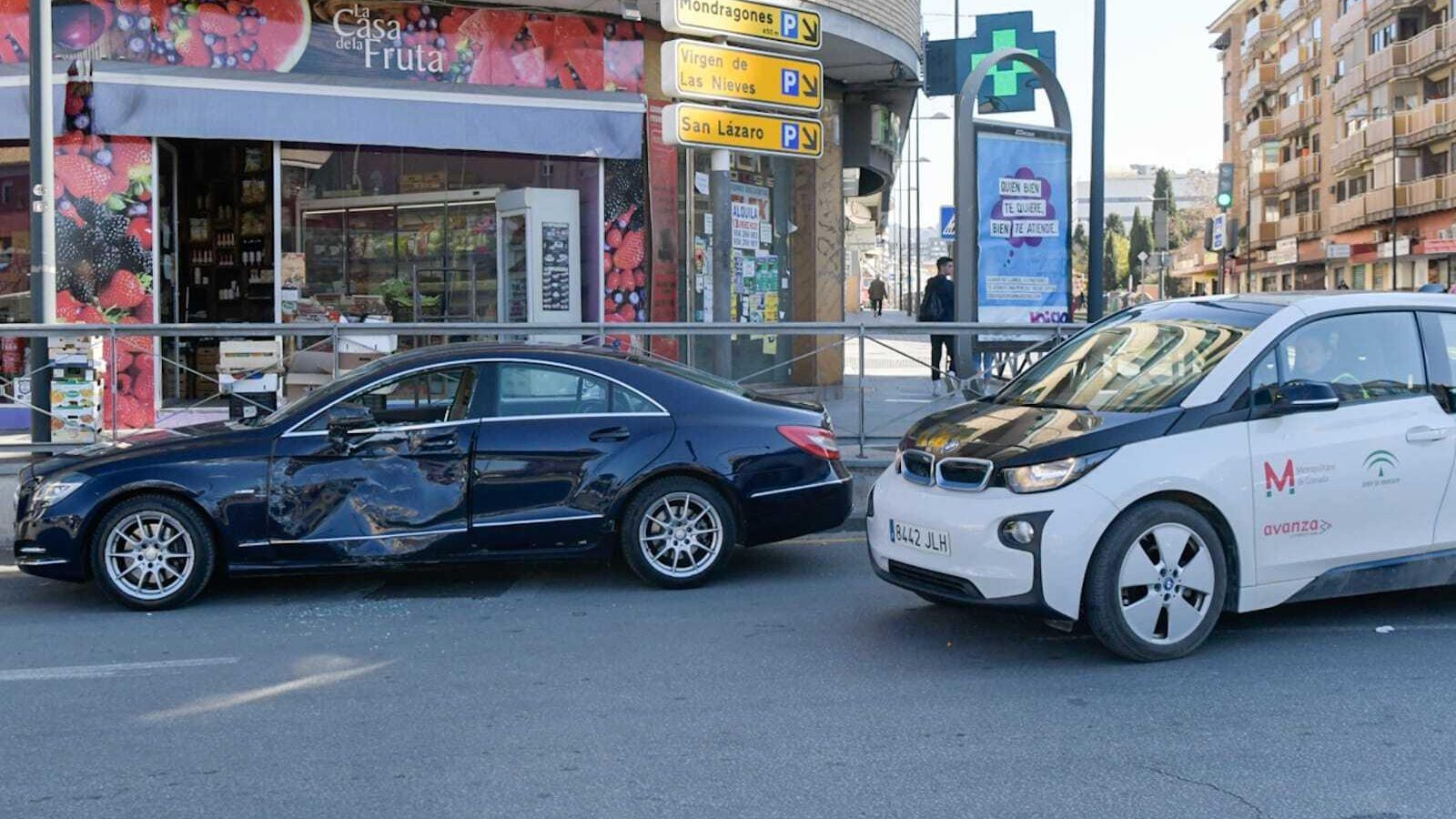 Vehículo accidentado con el impacto del tren en la puerta