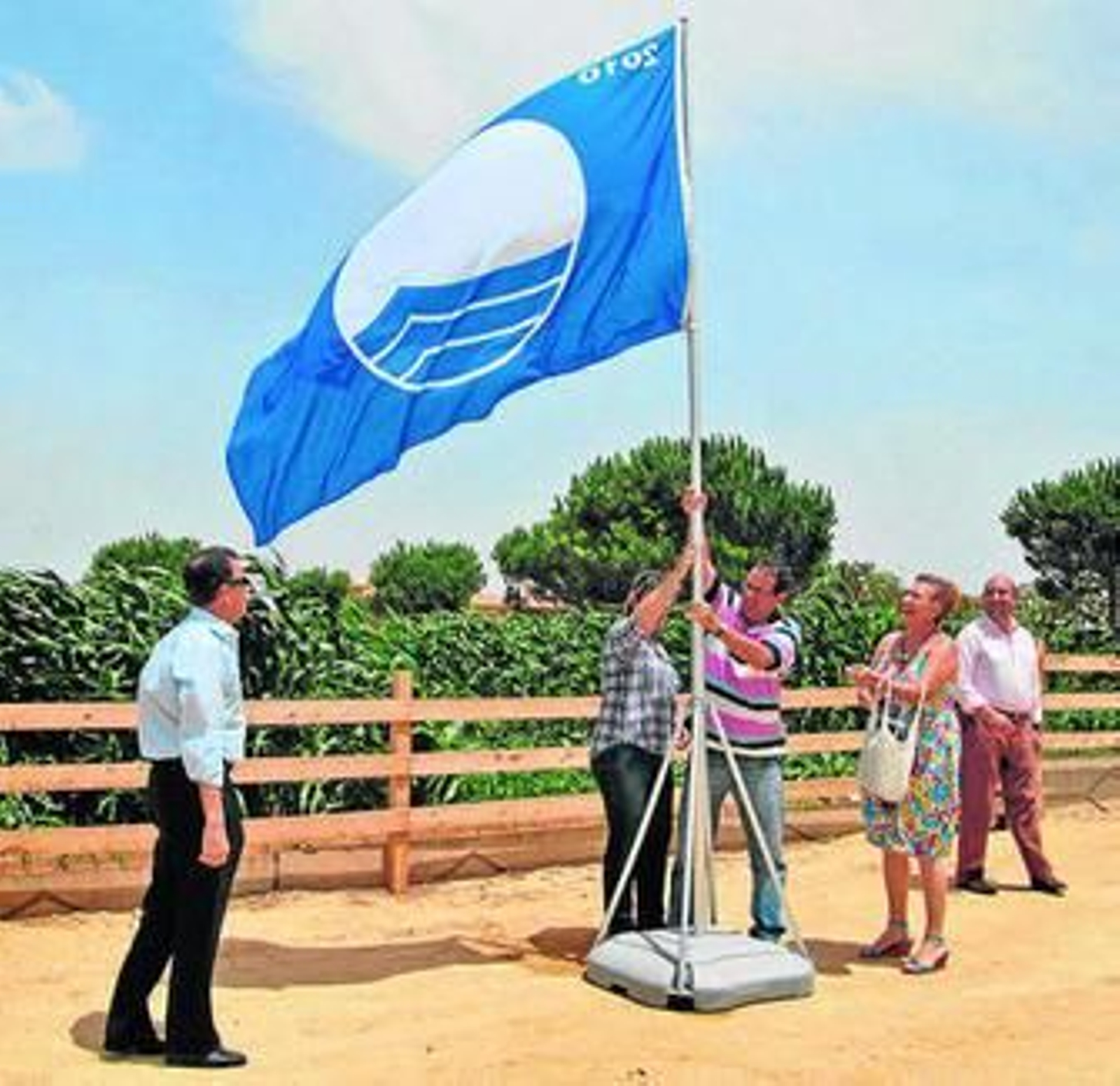 El alcalde asistió al izado de la bandera azul en el Aula de la Naturaleza.
