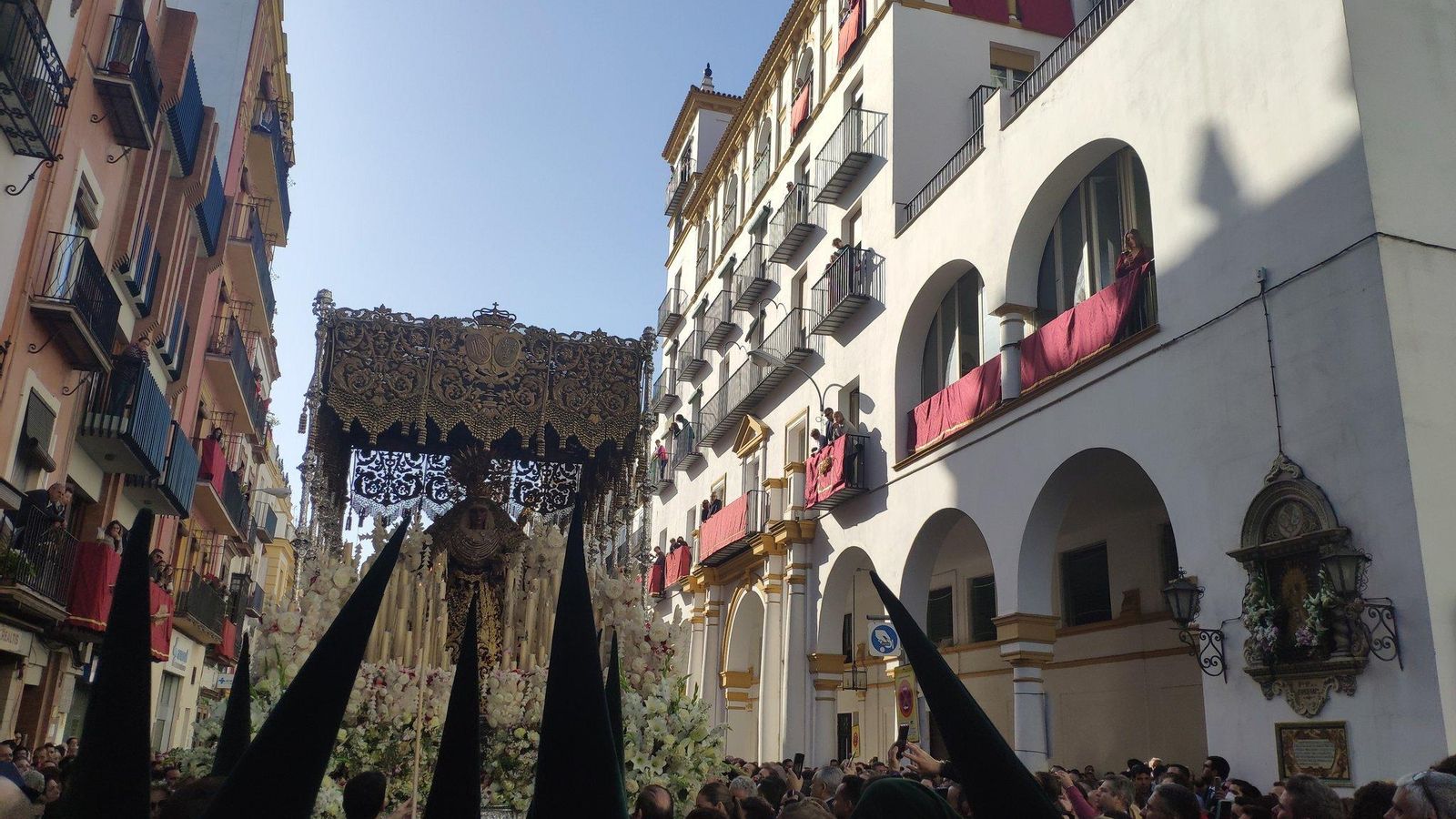 La Esperanza de Triana por la calle Pastor y Landero