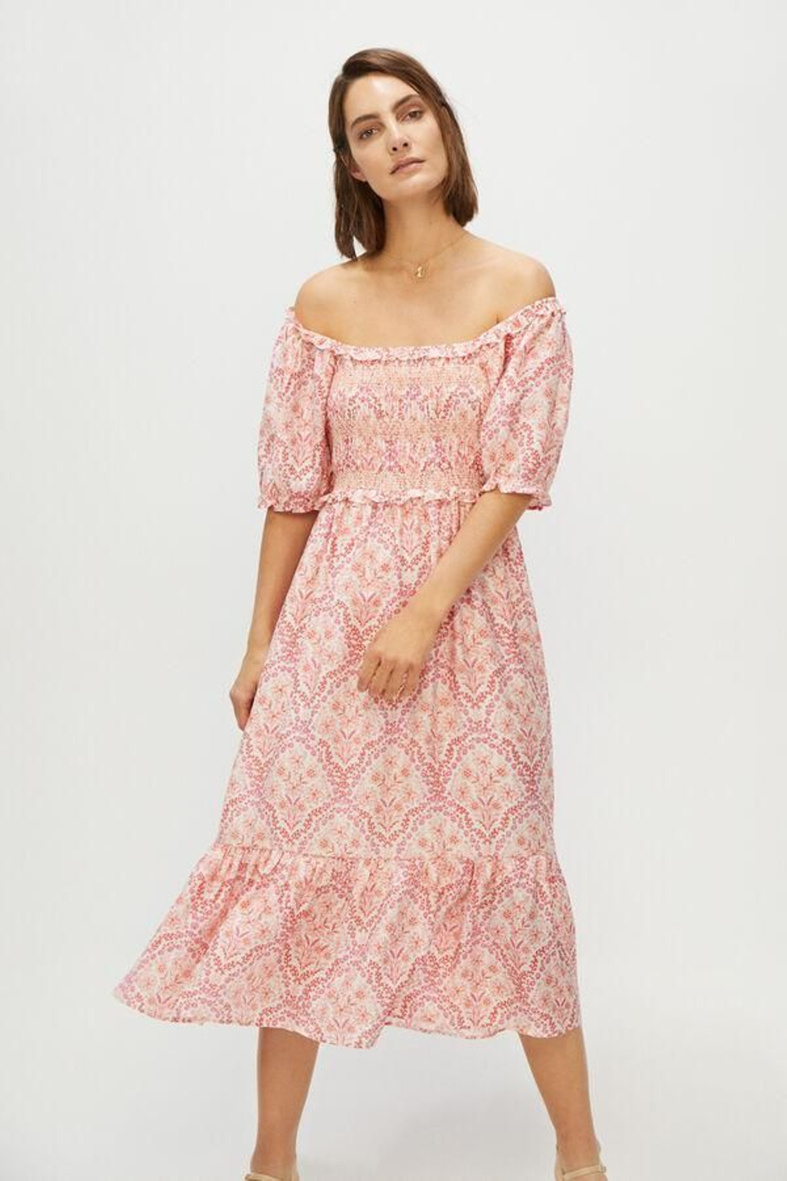 Vestido con estampado de flores de Cortefiel. Vestido con estampado de flores de Cortefiel.