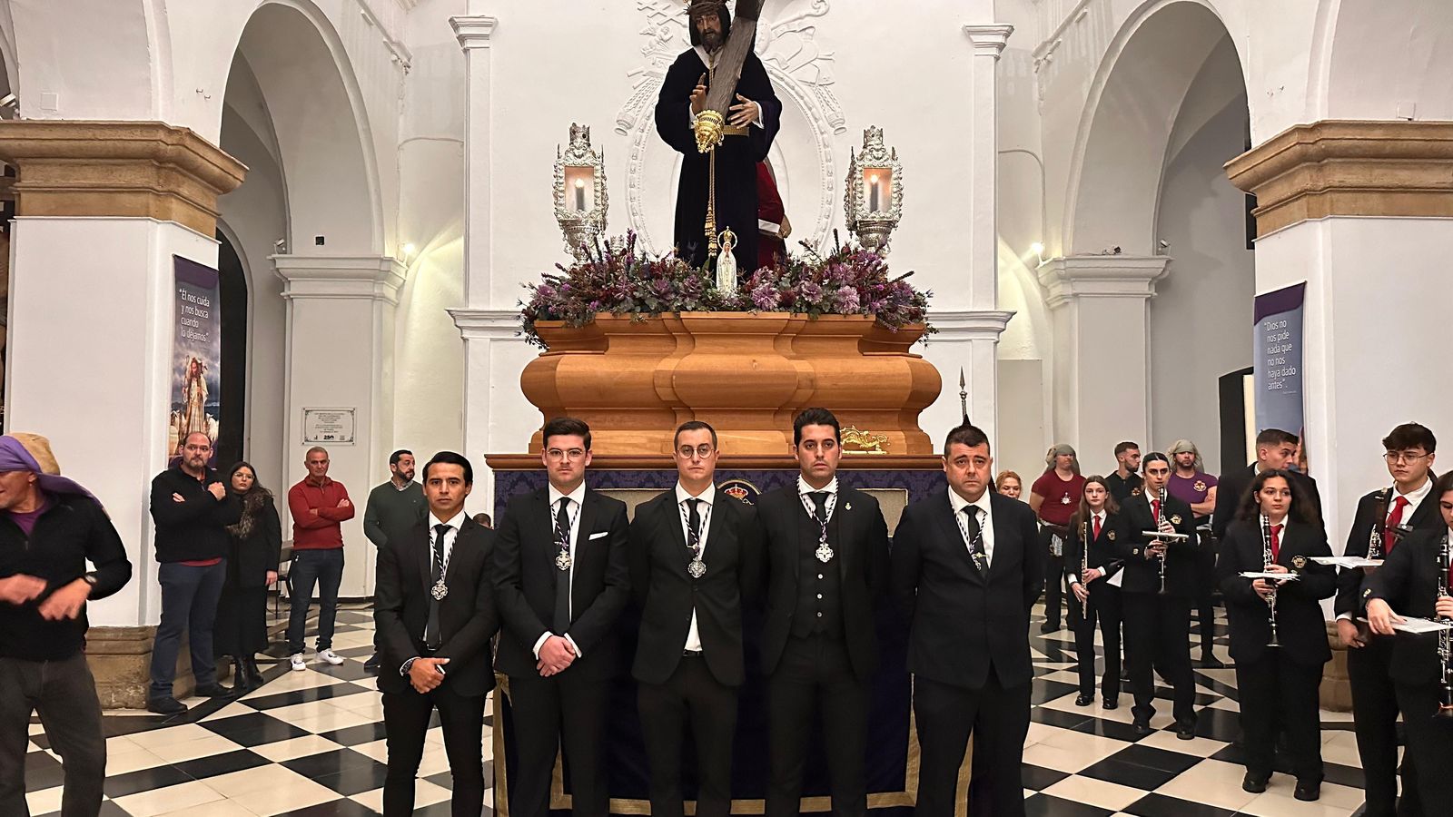El Nazareno, junto a sus capataces.