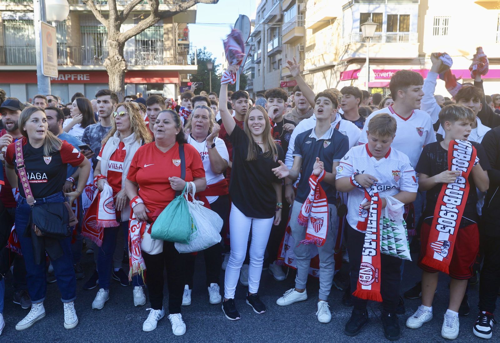 Llegada del Sevilla al Pizjuán