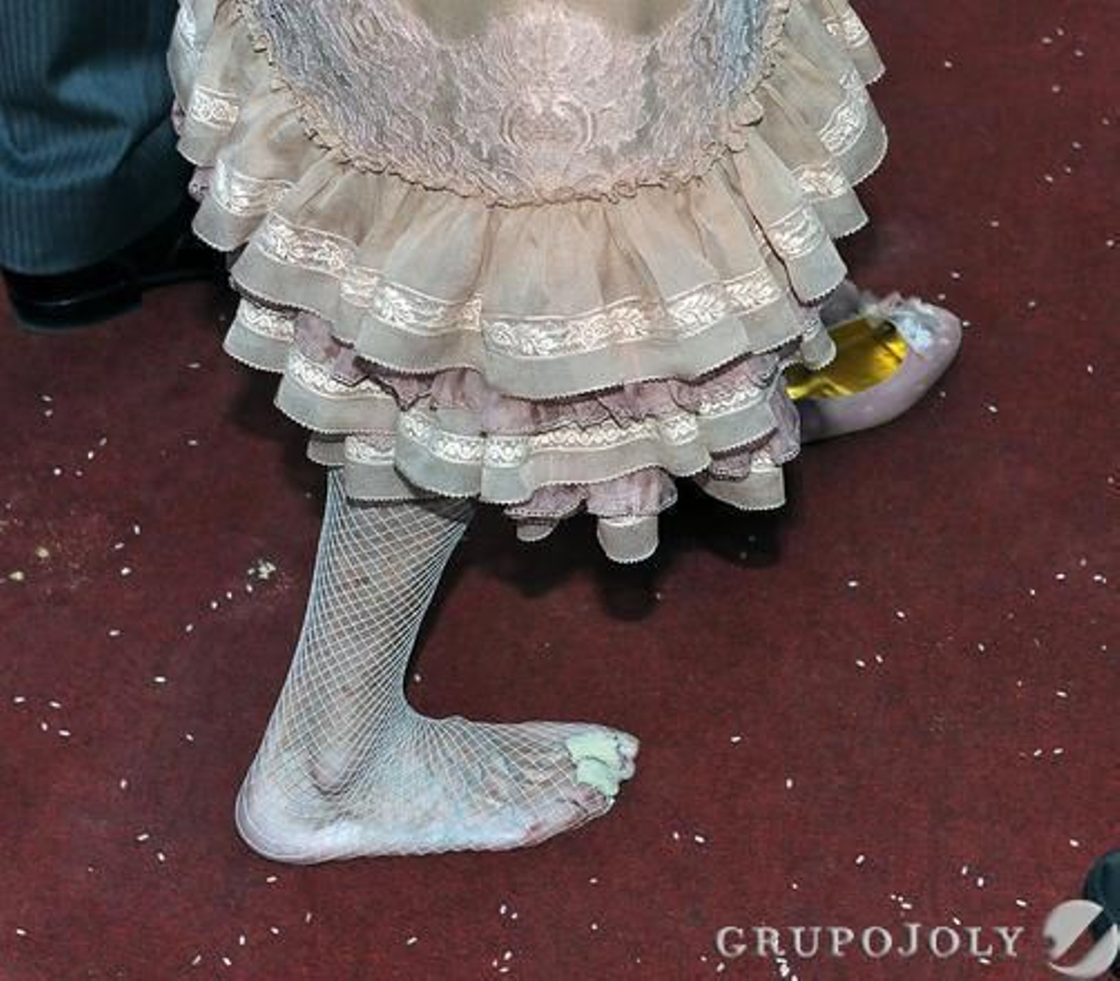 Cayetana de Alba se descalzó sobre la alfombra.

Foto: Juan Carlos Vázquez