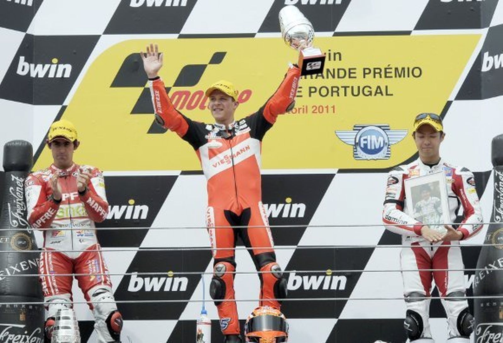 Bradl mantiene a raya a Simón en Moto2