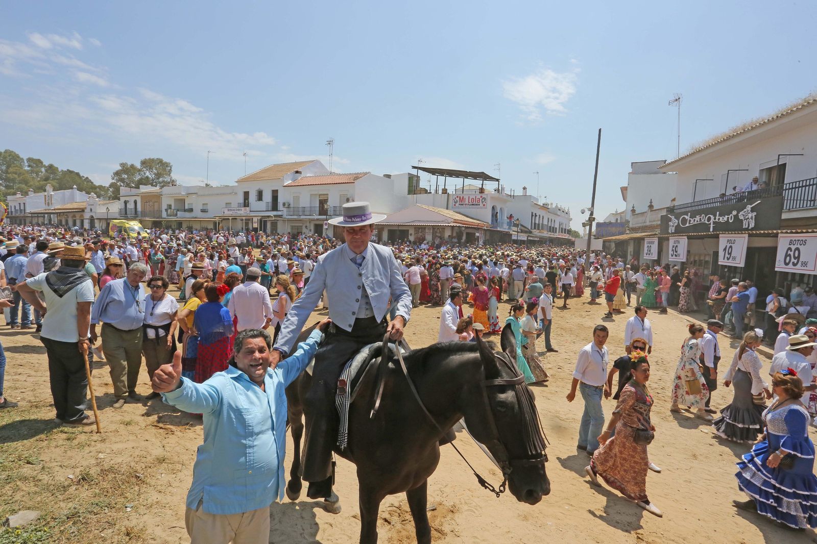 El arte del rejoneo y del flamenco se dan cita en la aldea de El Rocío