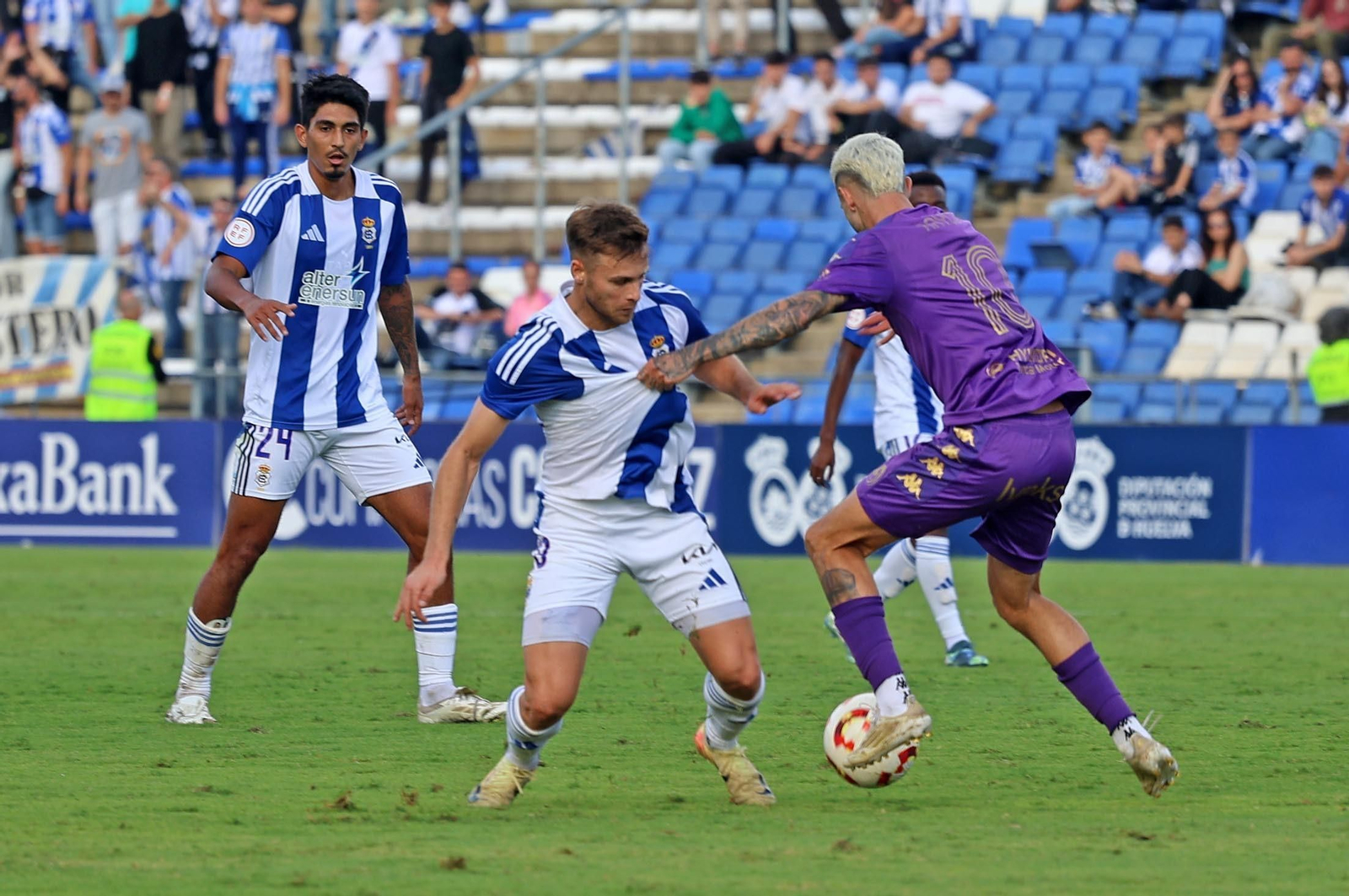 César Moreno, pendiente de la acción de Dani Perejón y Rayco en el Recre-Alcorcón.