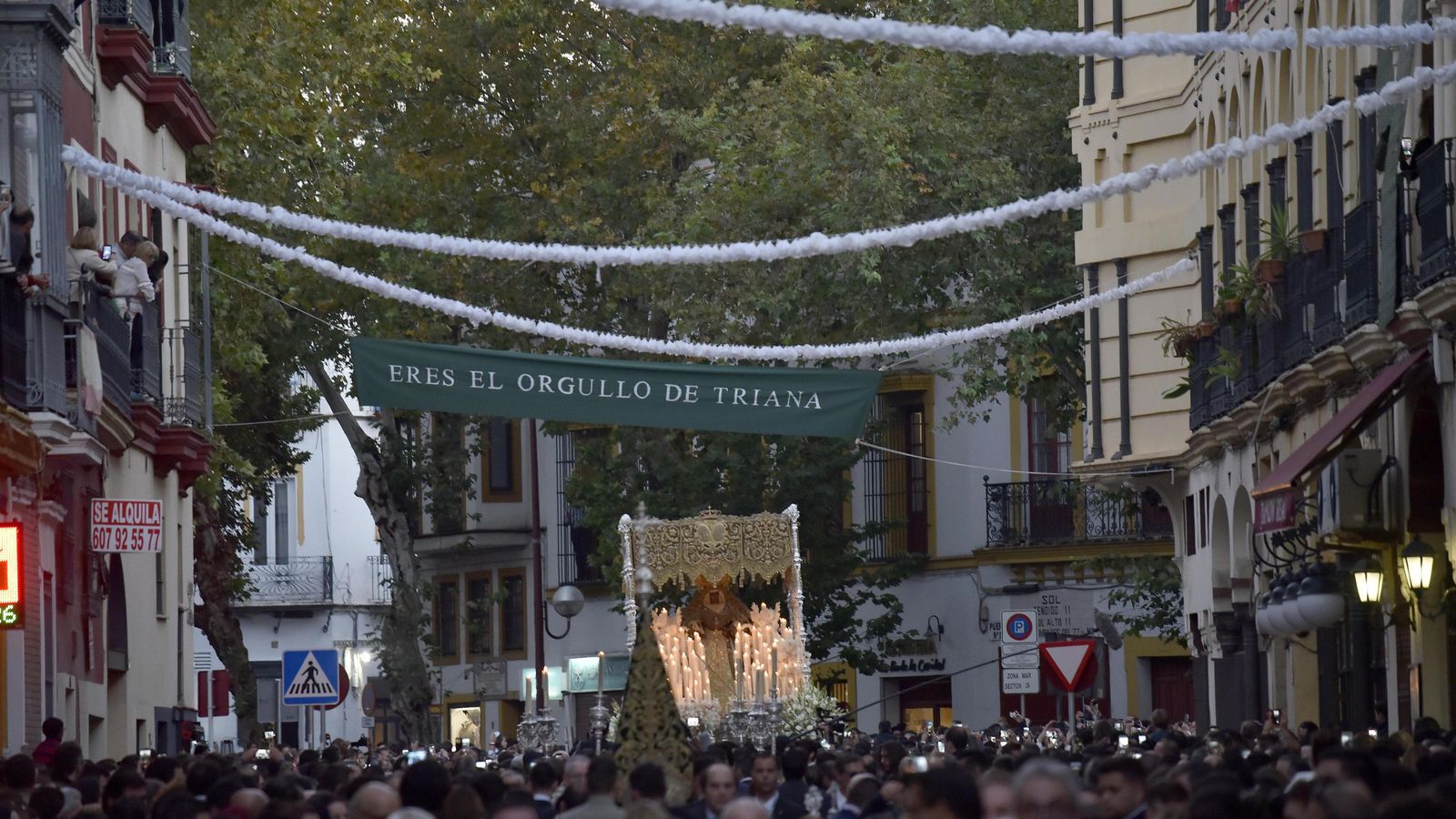 El paso de palio de la Esperanza avanza hacia una adornada calle Pastor y Landero entre dos luces y con un gran gentío