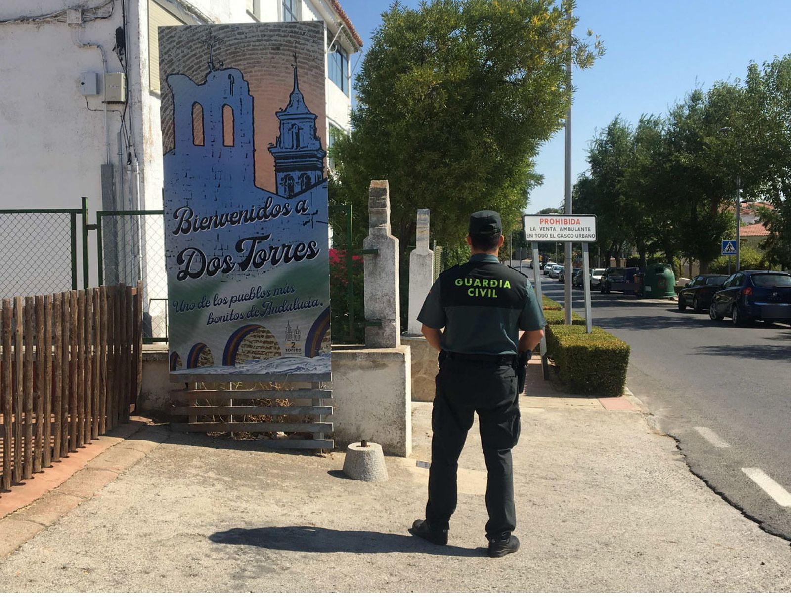 Un agente de la Guardia Civil, a la entrada de Dos Torres.