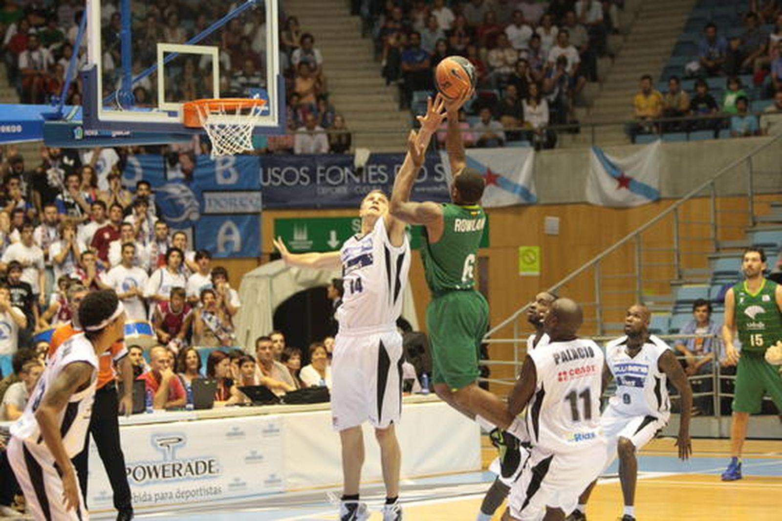 Unicaja vence en Santiago al Blusens Monbus por 71-78 después de sobreponerse a un mal inicio

Foto: ACBMEDIA