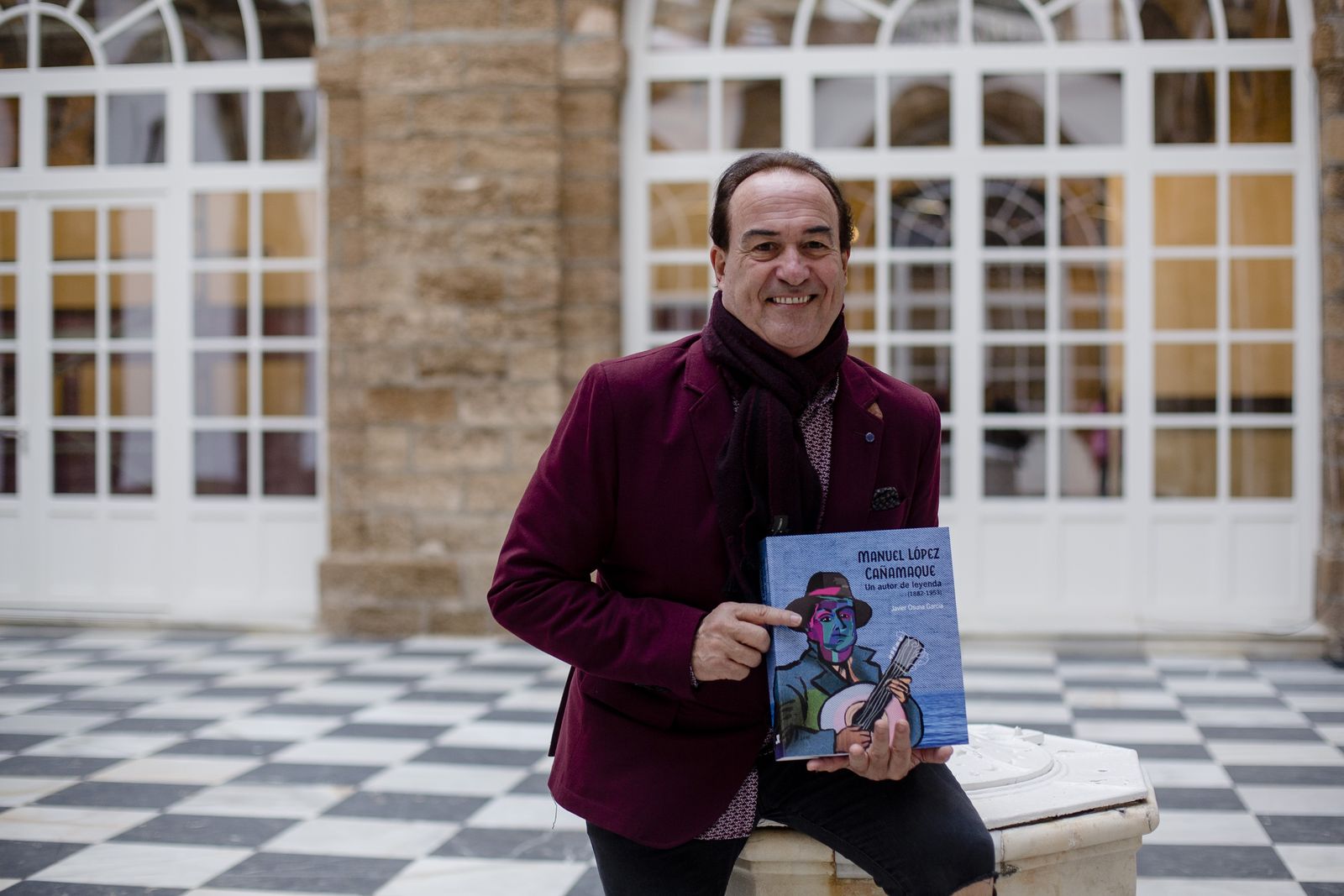Javier Osuna con un ejemplar de su libro en el patio del Palacio Provincial de la Diputación.