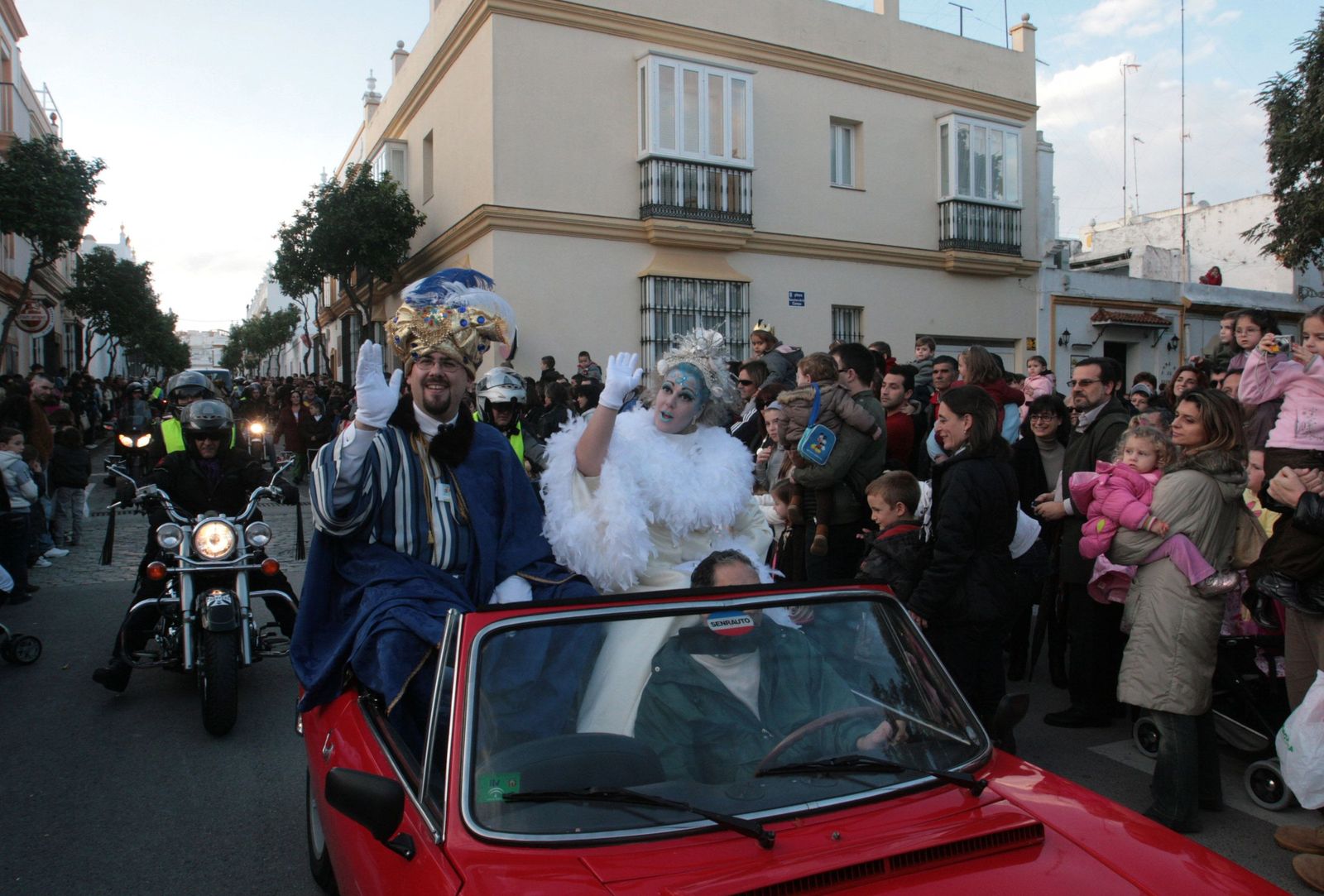 En la Cabalgata de Reyes de 2010, los de Oriente y sus acompañantes llegaron en coches descapotables. En la imagen, el Heraldo y la Estrella, encarnados por el padre Ángel Palomino (actual párroco del Carmen) y por la artista María de los Ángeles Marín