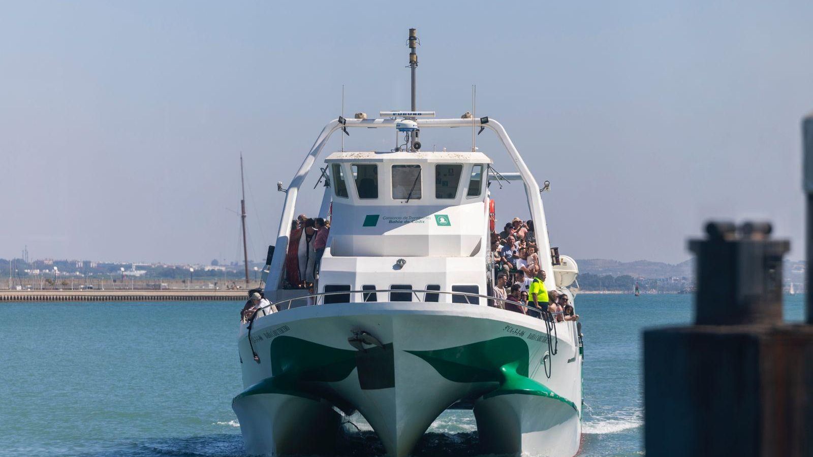 Momento de la llegada del catamarán que conecta El Puerto y Cádiz.