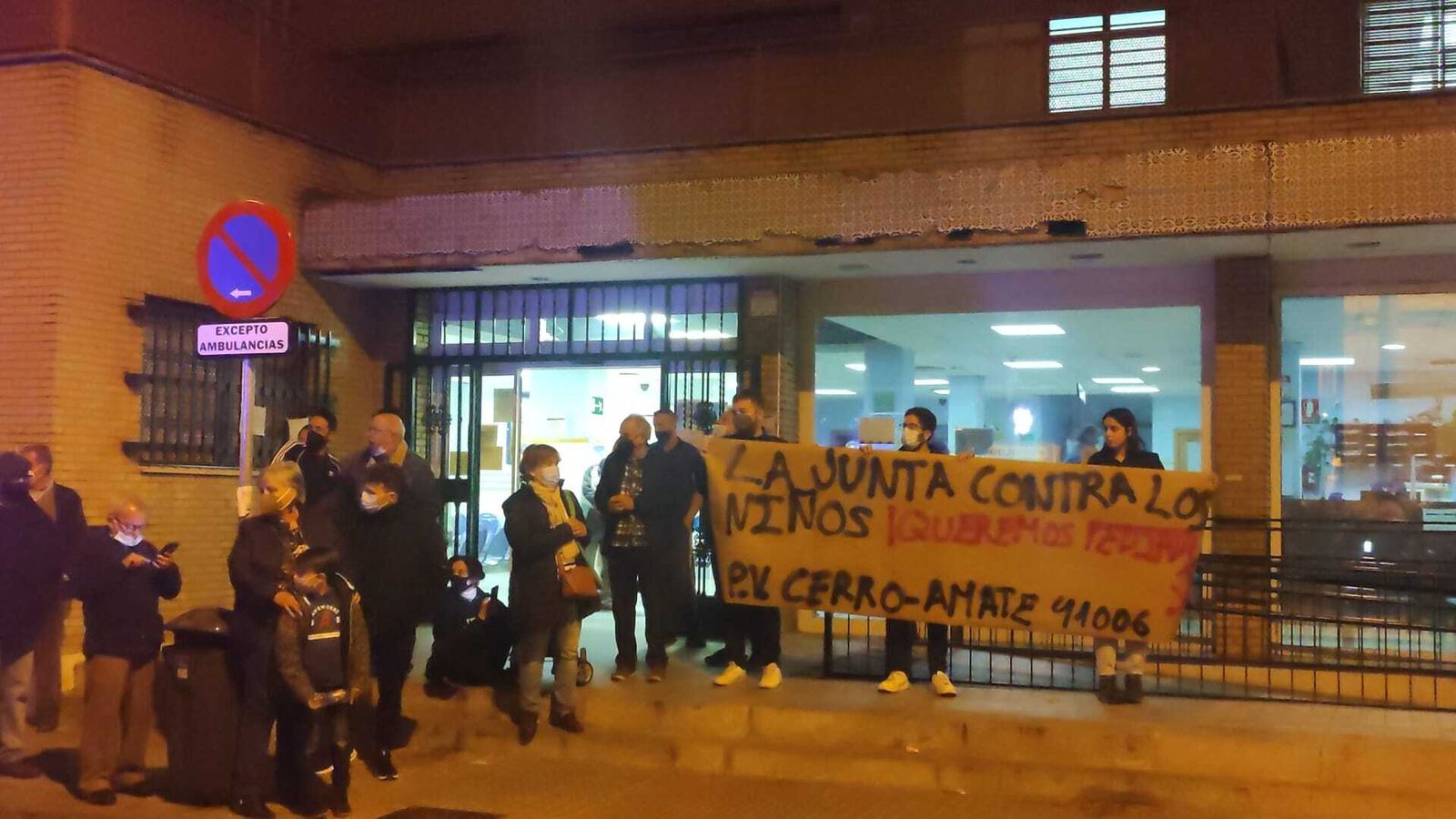 Algunos de los asistentes a la concentración, a las puertas del centro de salud de Amate.