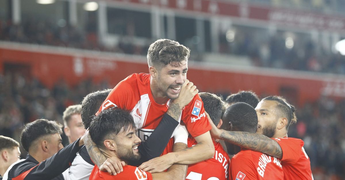 El Almería es un ciclón ante el Córdoba y se mete en ascenso directo (4-0)