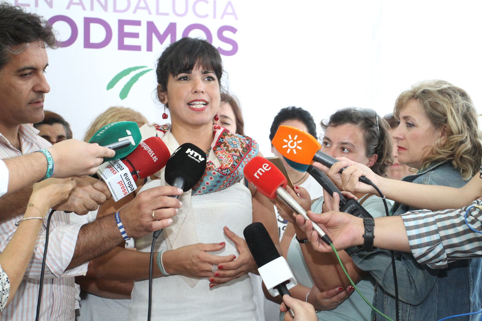 Teresa Rodríguez atiende a los medios.