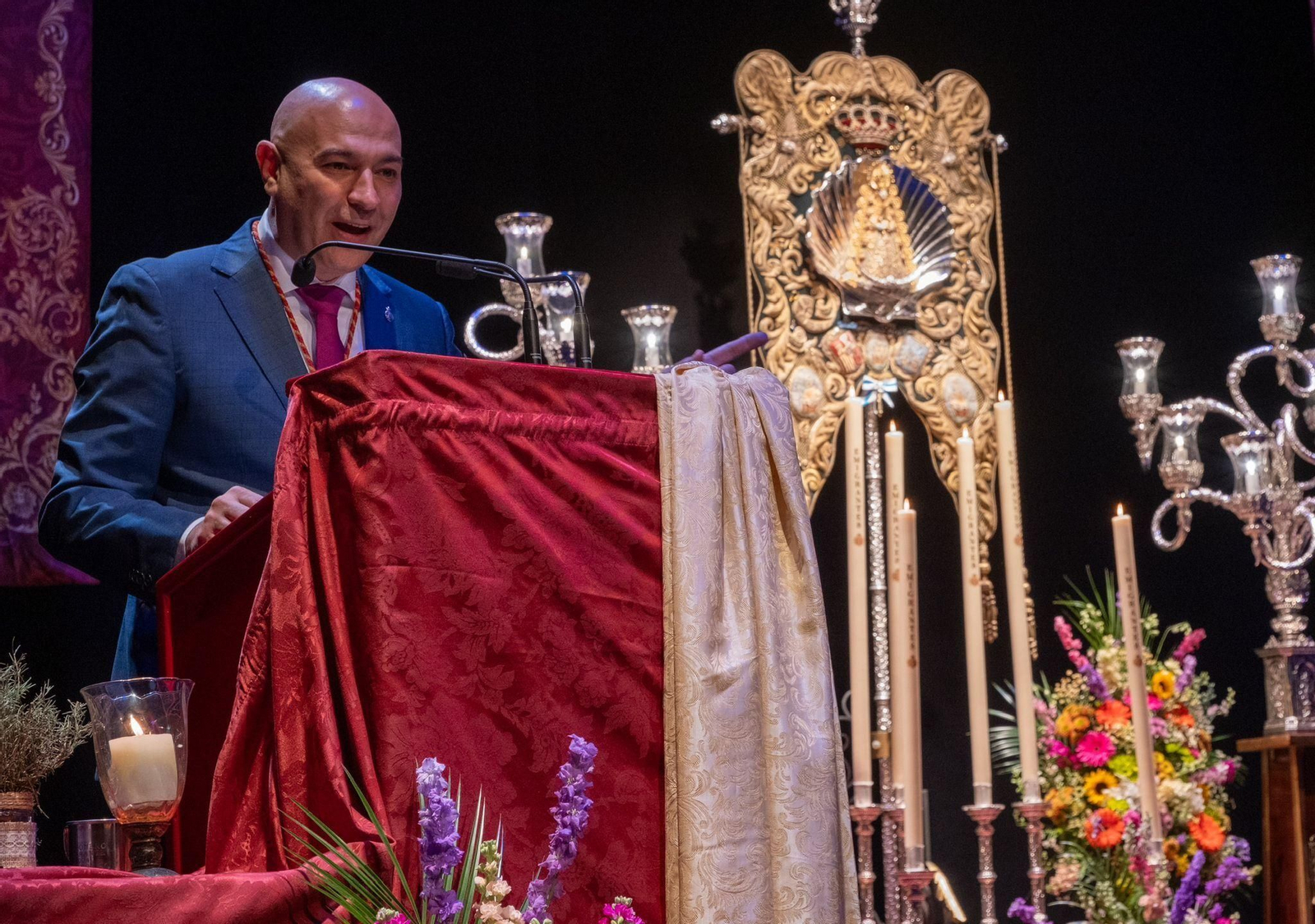 El pregonero durante su intervención en el escenario del Gran Teatro.