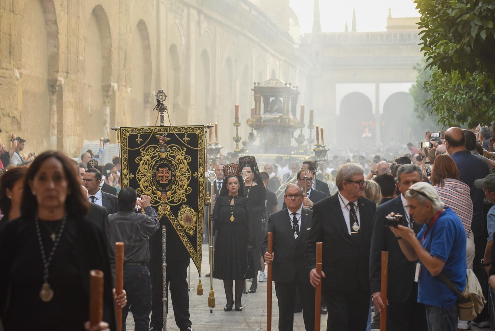 El traslado del Sepulcro de El Carpio tras el Magno Vía Crucis de Córdoba, en imágenes