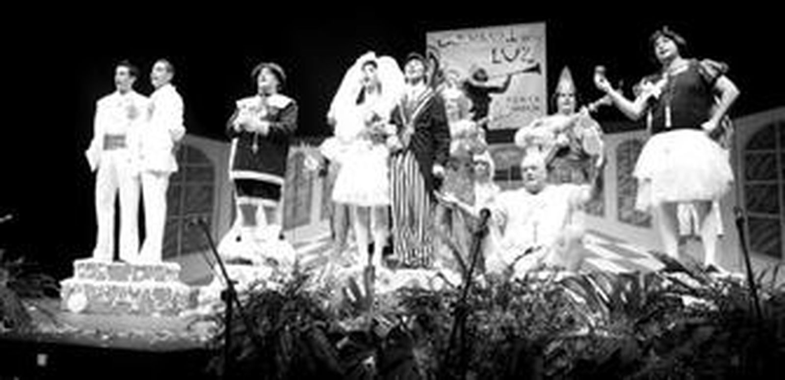 Los componentes de la chirigota 'Los más pringaos', que representan a los muñequitos de las tartas.