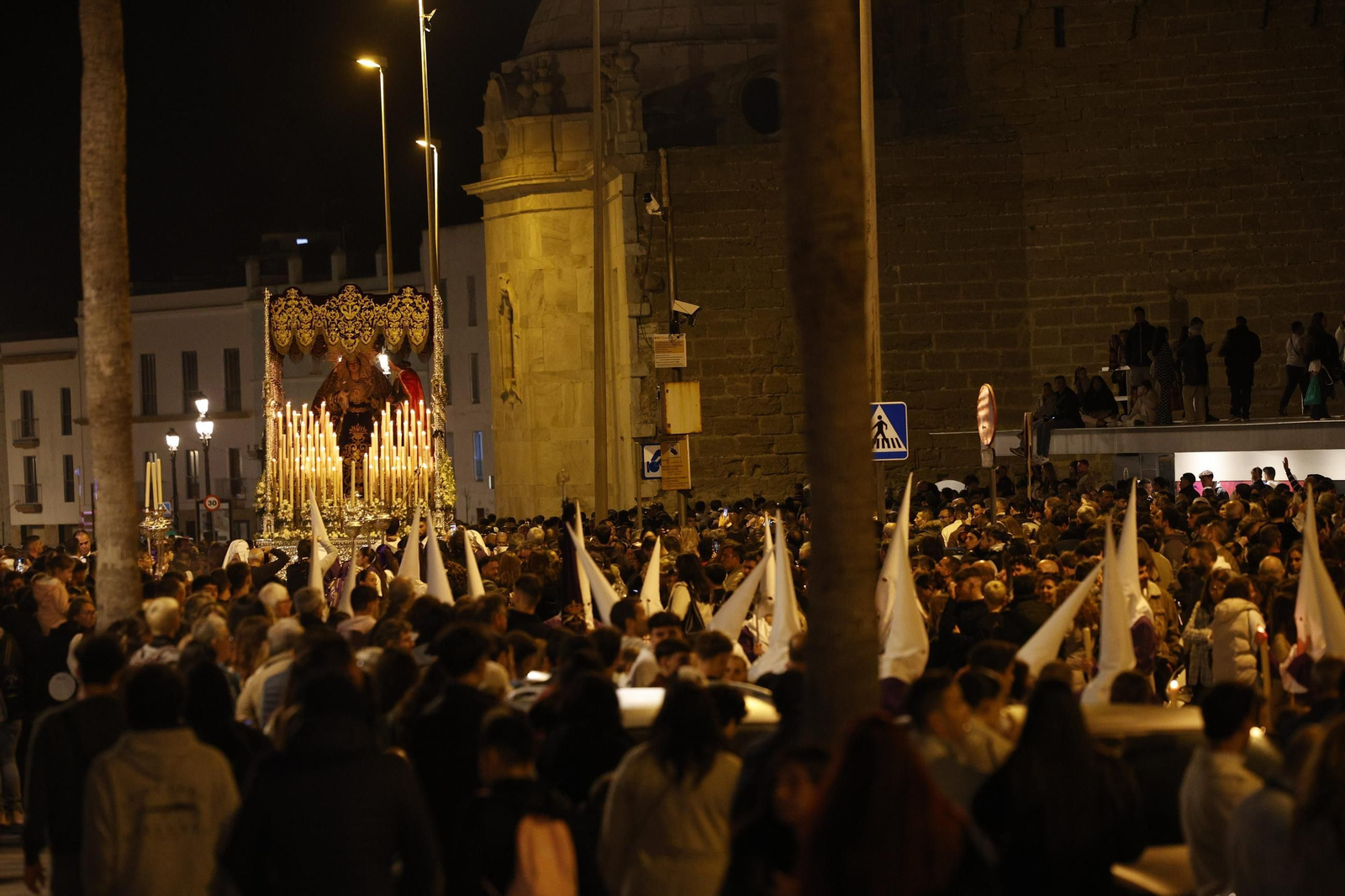 Imágenes de la salida de Medinaceli en la Semana Santa de Cádiz 2025