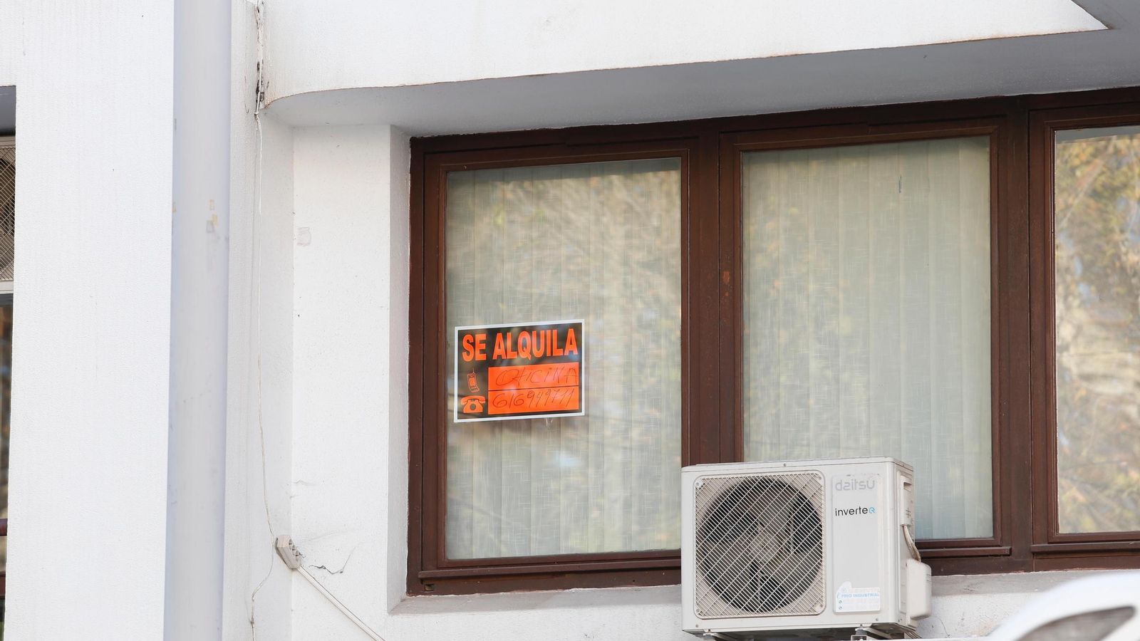 Uno de los pocos carteles de 'Se alquila' que se ven en el centro de Algeciras.