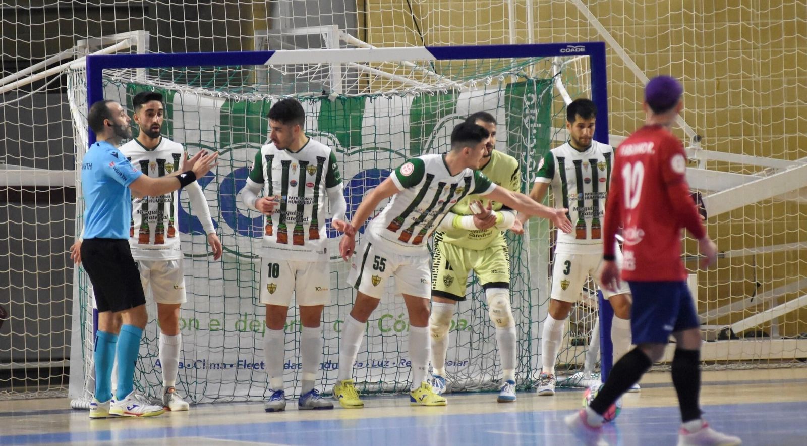 Los jugadores del Córdoba Futsal protegen su portería en el partido ante Osasuna Magna.