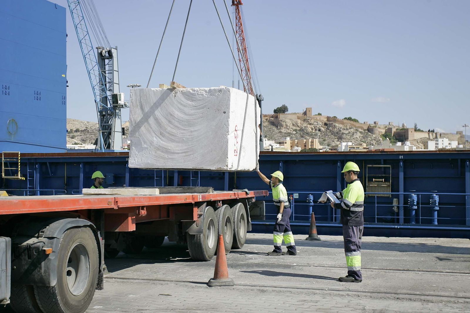Descarga de bloques de mármol en el Puerto de Almería.