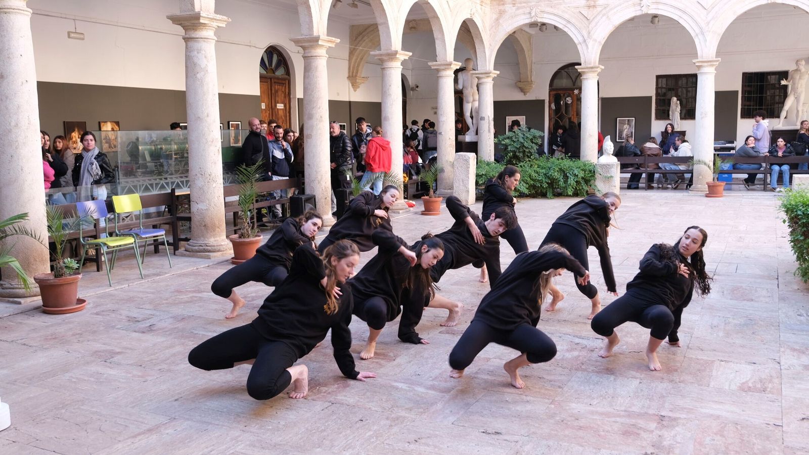Performance que ha representado el alumnado tras la inauguración de la exposición