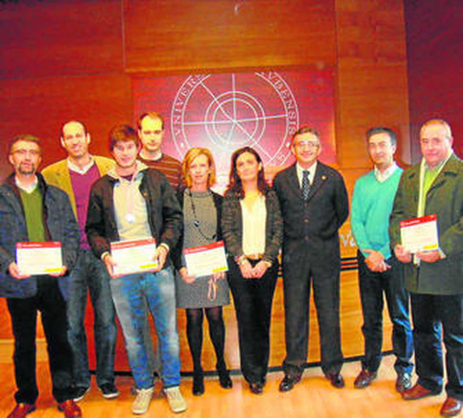 Los estudiantes premiados, con sus profesores, la decana de Empresariales y el rector de UHU, ayer.
