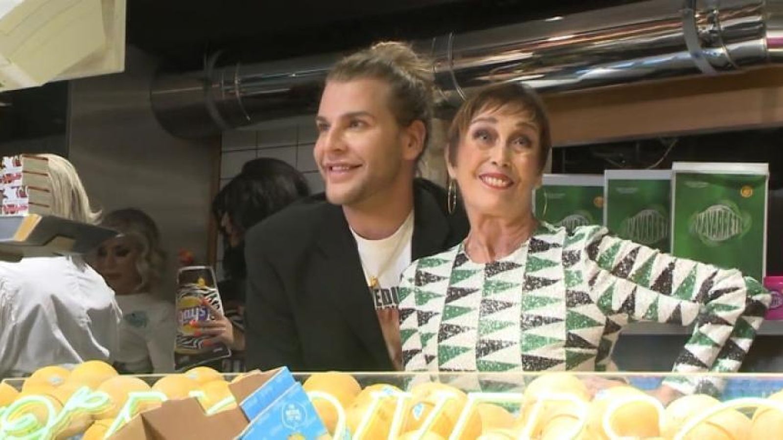 Eduardo Navarrete y Verónica Forqué, en la presentación de la colección de él. Forqué lleva una canmiseta con el comentado estampado.