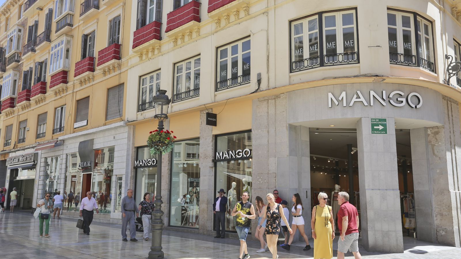 Varias personas hoy en la calle Larios donde hay todo tipo de tiendas de multinacionales.