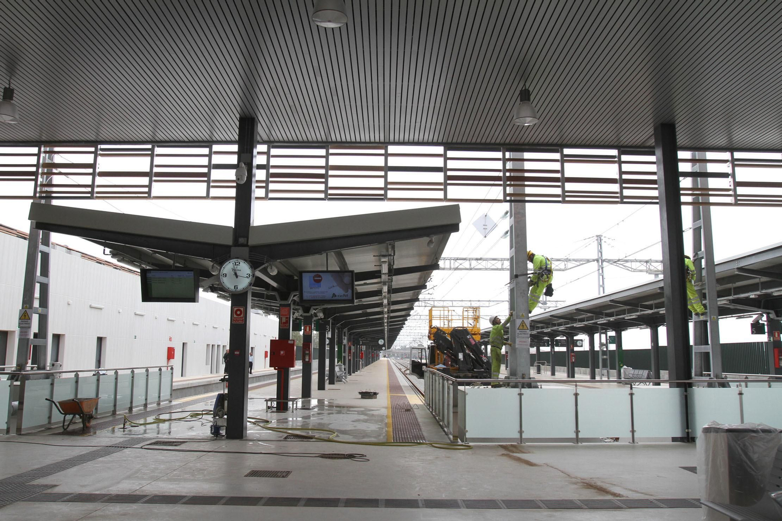 Los últimos preparativos de la estación de tren, en imágenes