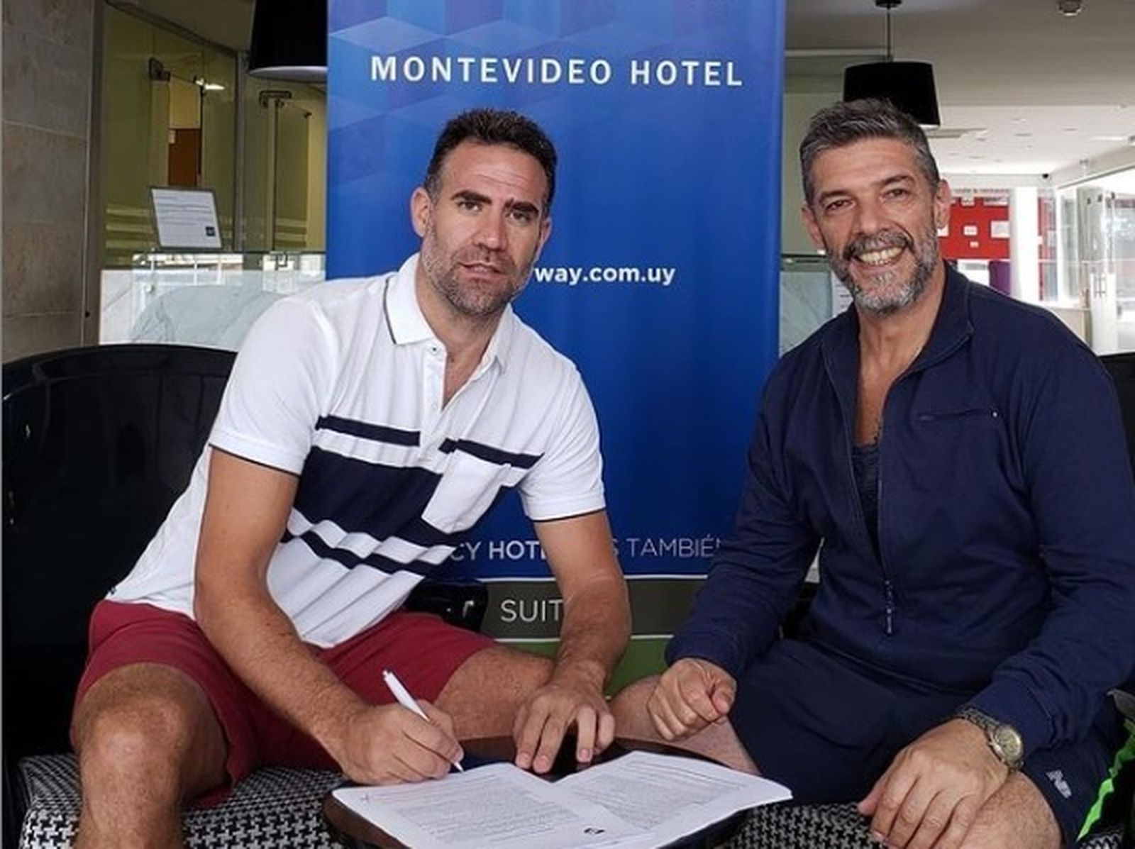 Carlos Cabezas, en la firma de su contrato.