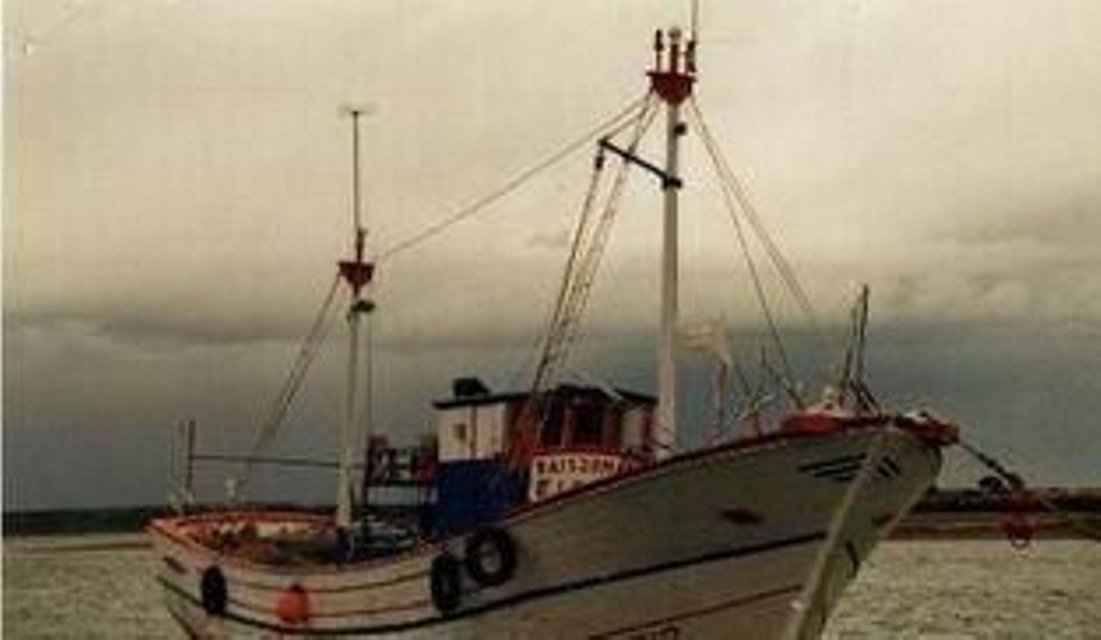 El pesquero hundido en la costa de Huelva se encuentra a nueve metros de profundidad