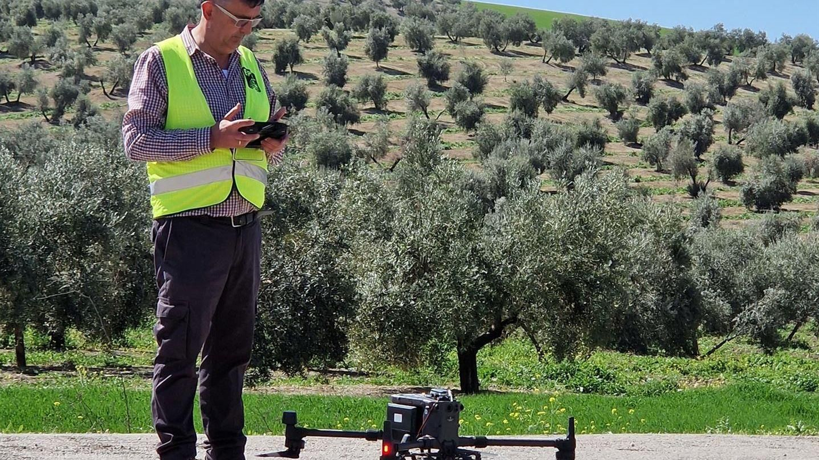 Un técnico recoge datos con un dron.