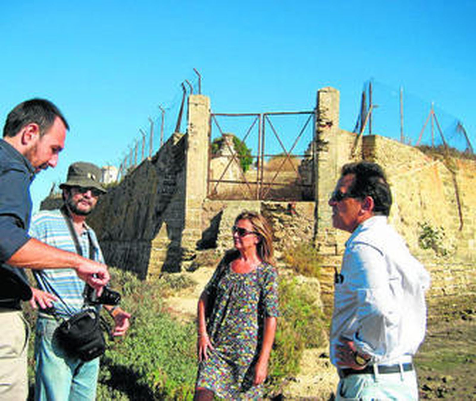 López, a la izquierda, acompañado de los dos parlamentarios socialistas y el historiador López Moreno.