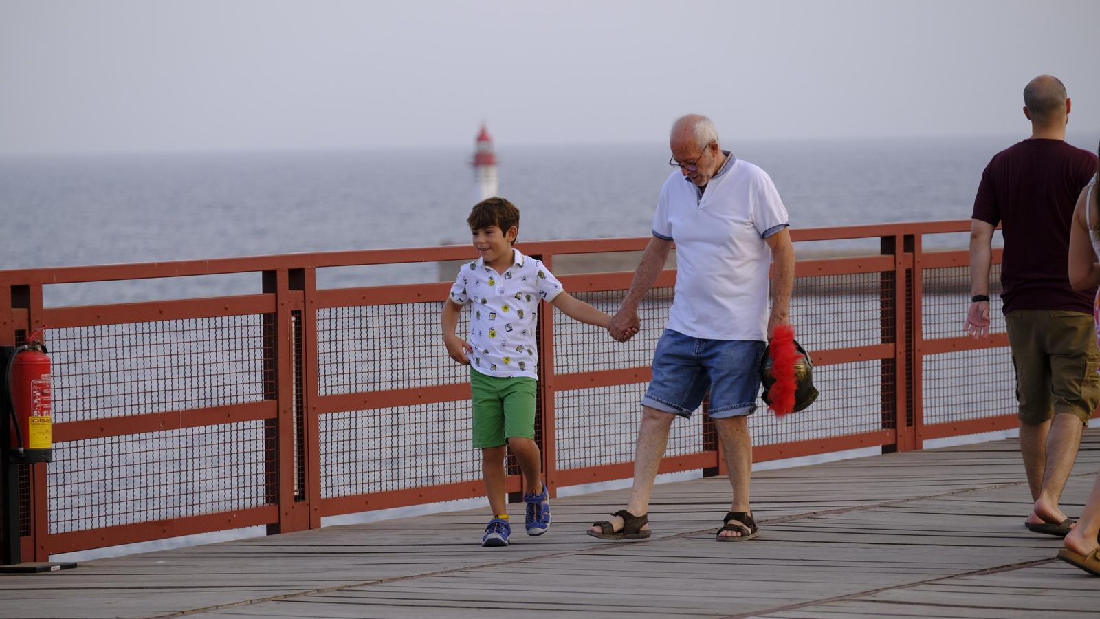 Aureliano, vecino de Almería, junto a su nieto