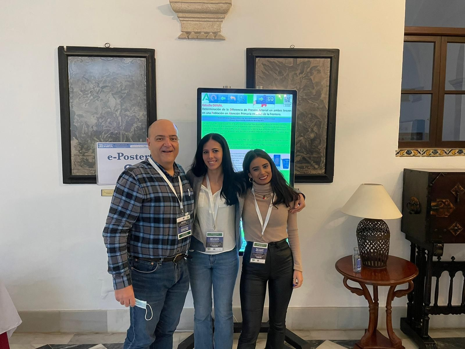 Manuel María Ortega Marlasca, uno de los premiados, con dos estudiantes de TFG durante el congreso médico.