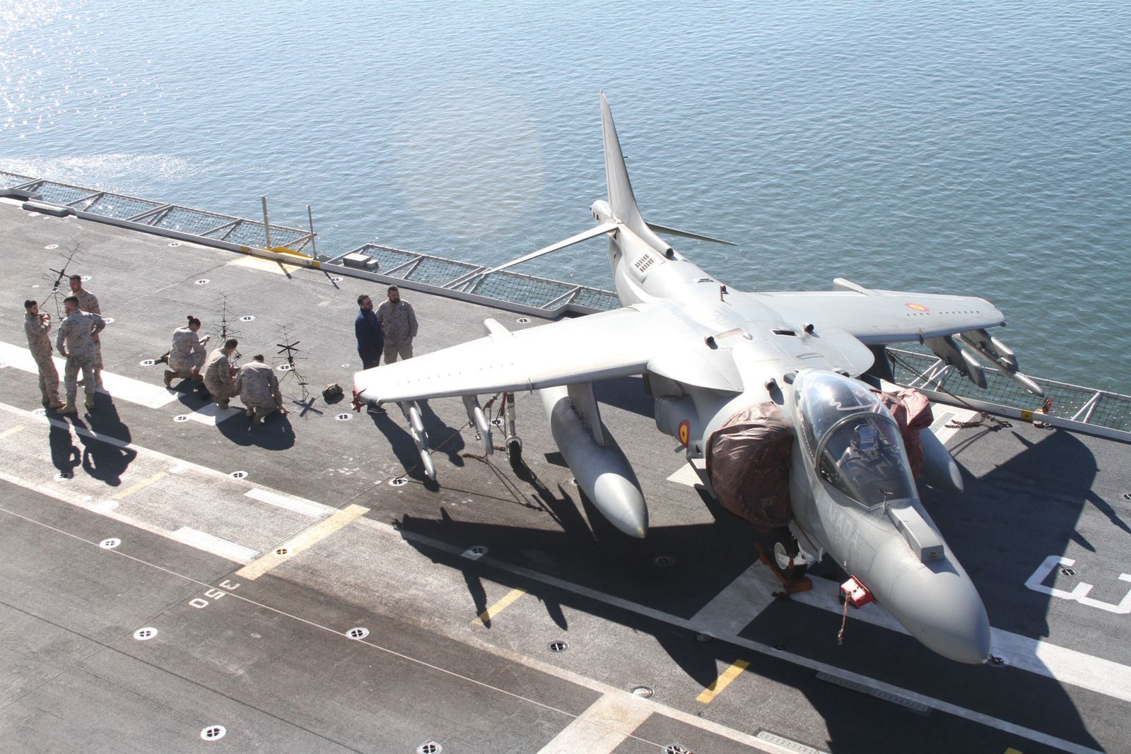 Imágenes de las primeras horas del portaaviones "Juan Carlos I" en el puerto de Huelva, durante su visita este fin de semana