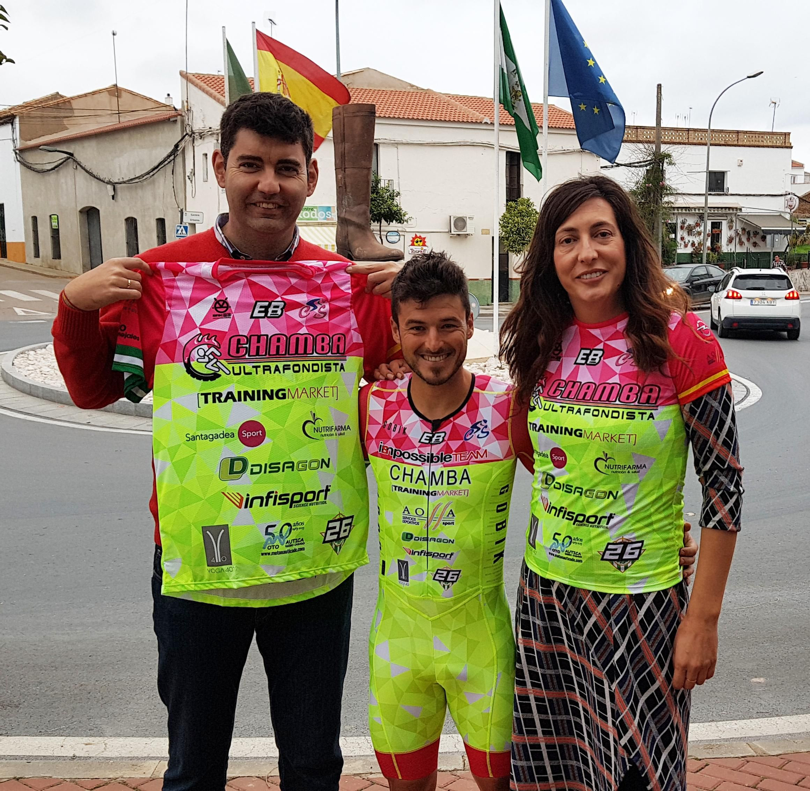 'Chamba' regala su maillot al alcalde de Valverde, Manolo Cayuela, y a la senadora valverdeña, Loles López.