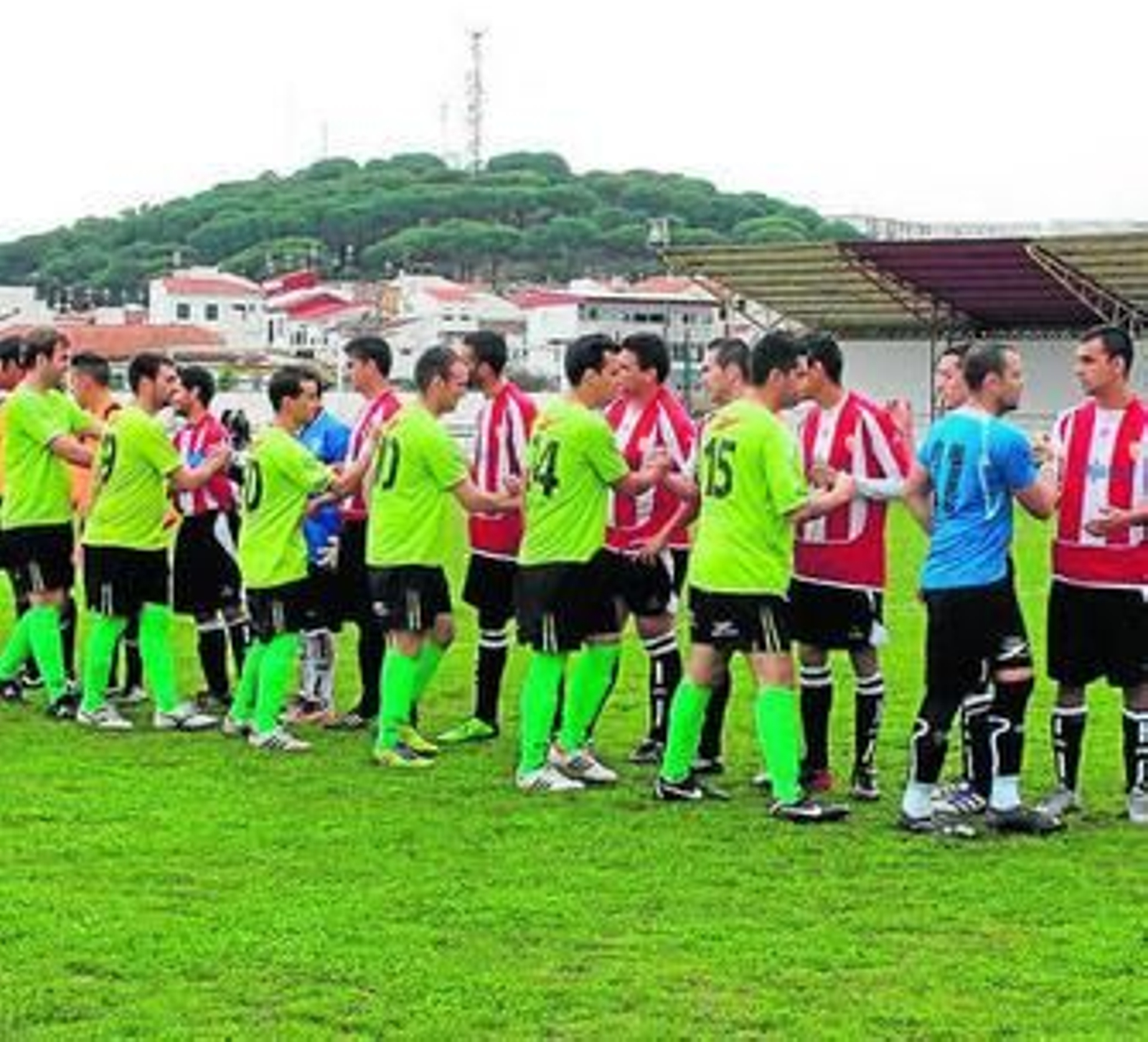 Los dos equipos se saludan antes del encuentro.